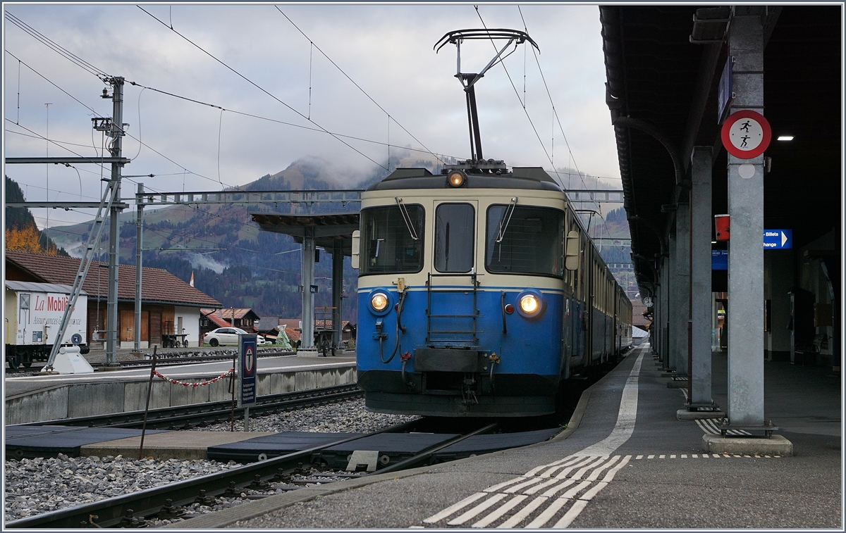 Der MOB ABDe 8/8 4001 beim Halt in Gstaad.
30. Okt. 2018 