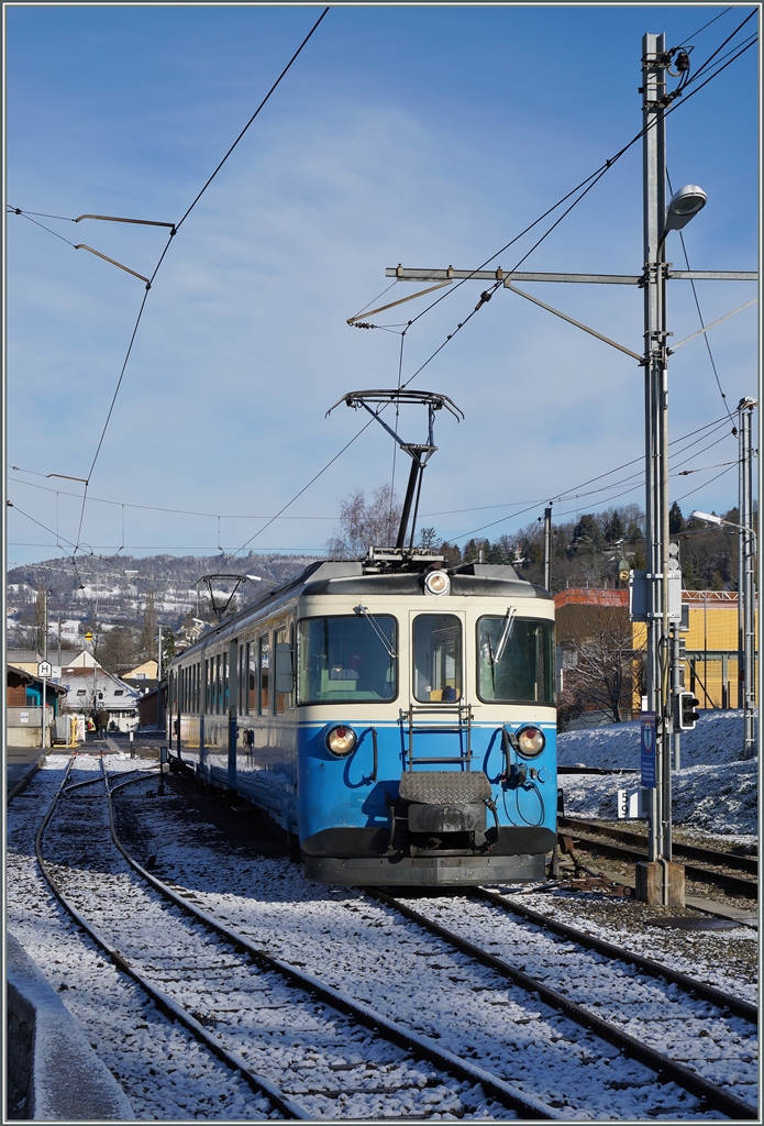 Der MOB ABDe 8/8 4002 von Vevey nach Château d'Oex als Extrazug für Schulklassen bei der  Durchfahrt  in Blonay. 
7. März 2016