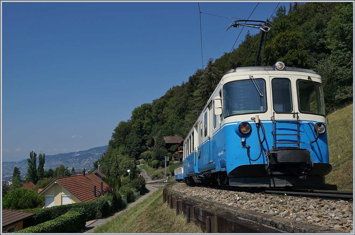 Der MOB ABDe 8/8 4002 VAUD mit seinem Regionalzug 2224 kurz nach Chernex auf der Fahrt nach Zweismmen. 
21. August 2018