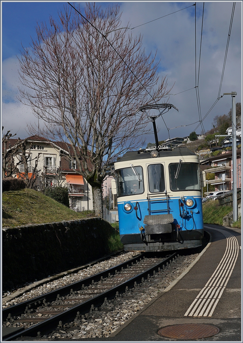 Der MOB ABDe 8/8 4004 FRIBOURG beim Halt in Vuarennes.
18. Jan. 2019