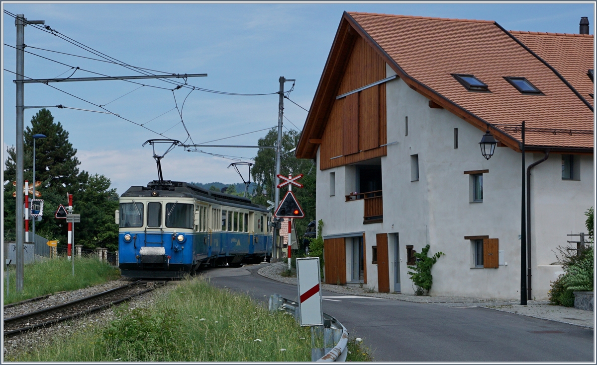 Der MOB ABDe 8/8 im Regionalzugeinzatz Montreux - Fontanivent/Sonzier bei der Ausfahrt in Planchamp. 
27. Juni 2017