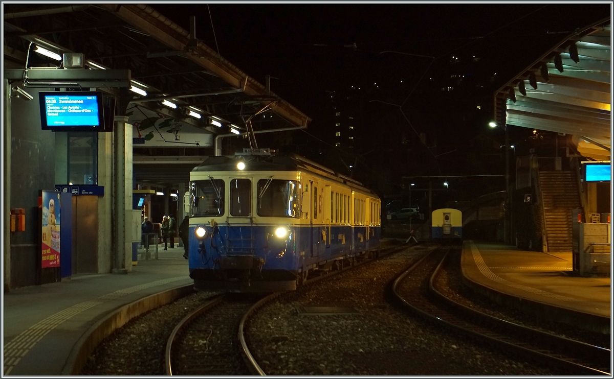 Der MOB ABDe 8/8  Schweiz  wartet in Montreux auf die Abfahrt als Regionalzug 2210 nach Zweisimmen.
8. Jan. 2016