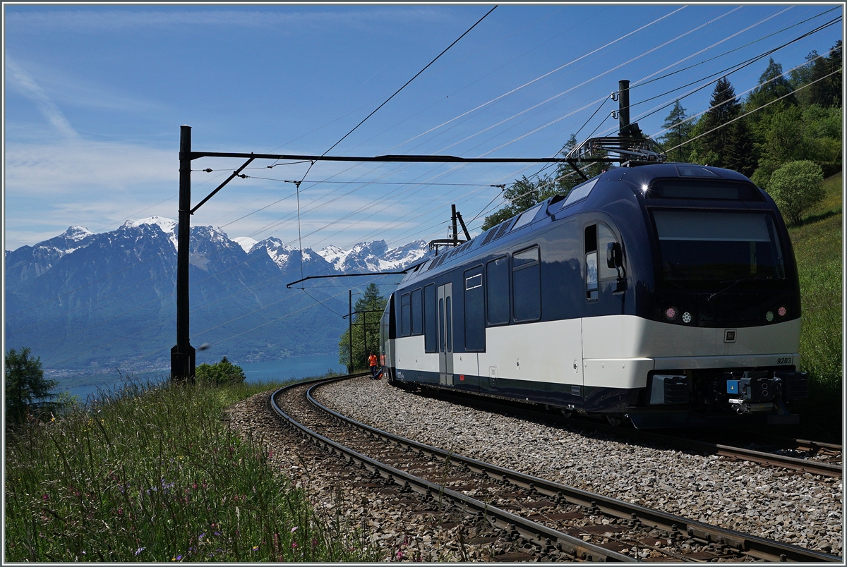 Der MOB ABe 4/4 9303  Alpina  (mit Zwischenwagen und dem Be 4/4 9203) auf Testfahrt bei Sendy Sollard.
25. Mai 2016