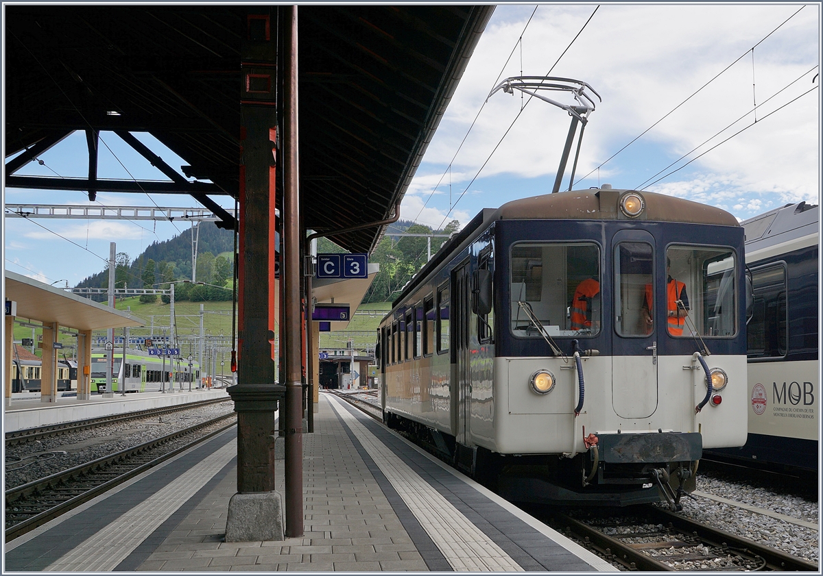 Der MOB Be 4/4 1007 (ex Bipperlisi) auf Instruktionsfahrt (?) wartet in Zweisimmen auf die Einstellung einer Rangierfahrstrasse.

19. August 2020