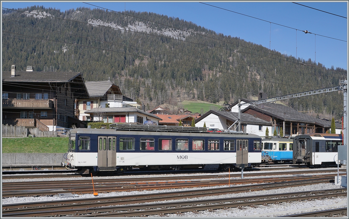 Der MOB Be 4/4 1007 ex asm  Biperlisi  macht sich bereit die mittäglichen Halbstundentaktzüge von Zweisimmen nach der Lenk zu übernehmen. 

14. April 2021