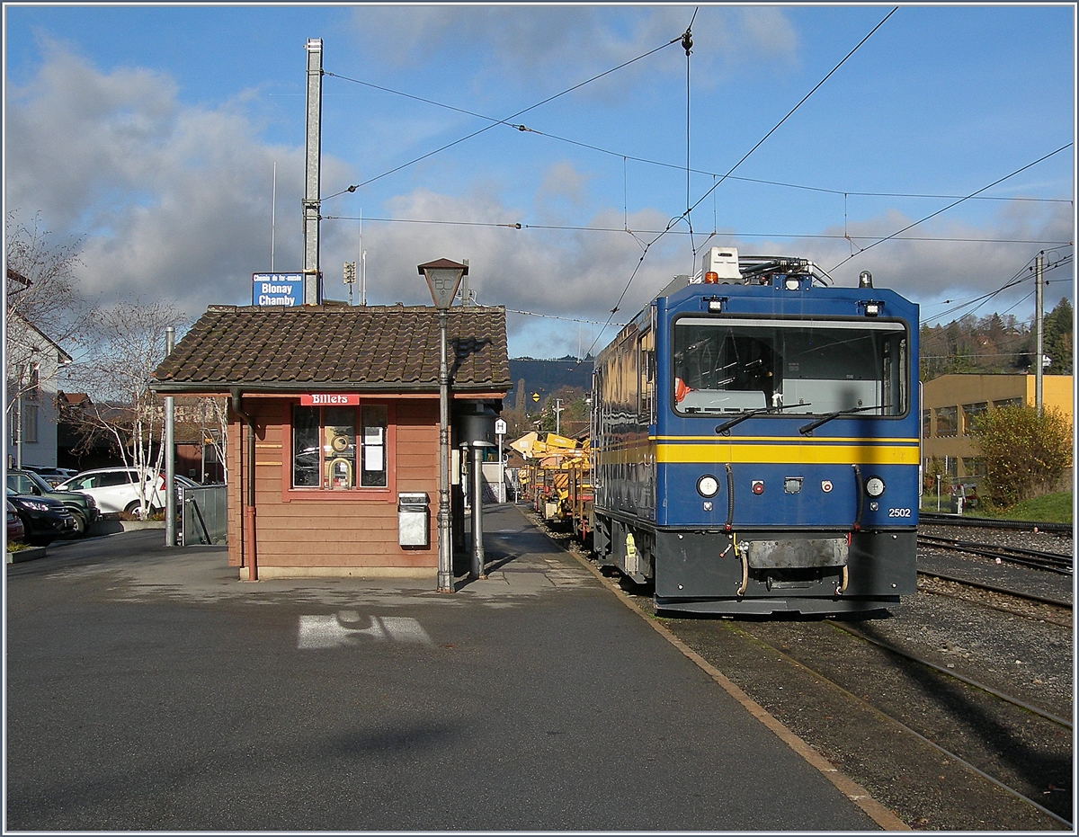 Der MOB Gem 2/2 2502 wartet in Blonay mit einem Gleisbauzug auf seinen nächsten Einsatz. 18. Dez. 2018