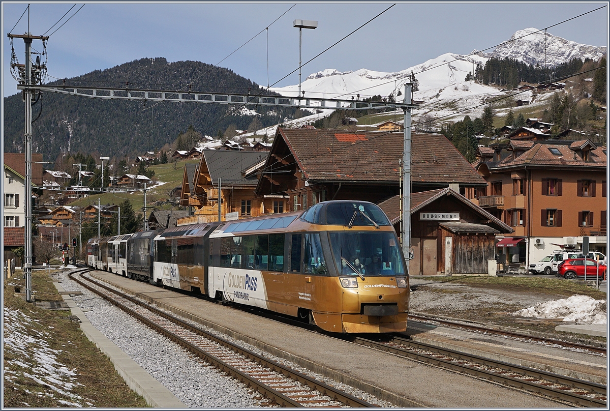 Der MOB Panoramic Express 2118 nach Zweisimmen beim Halt in Rougemont.
2. April 2018