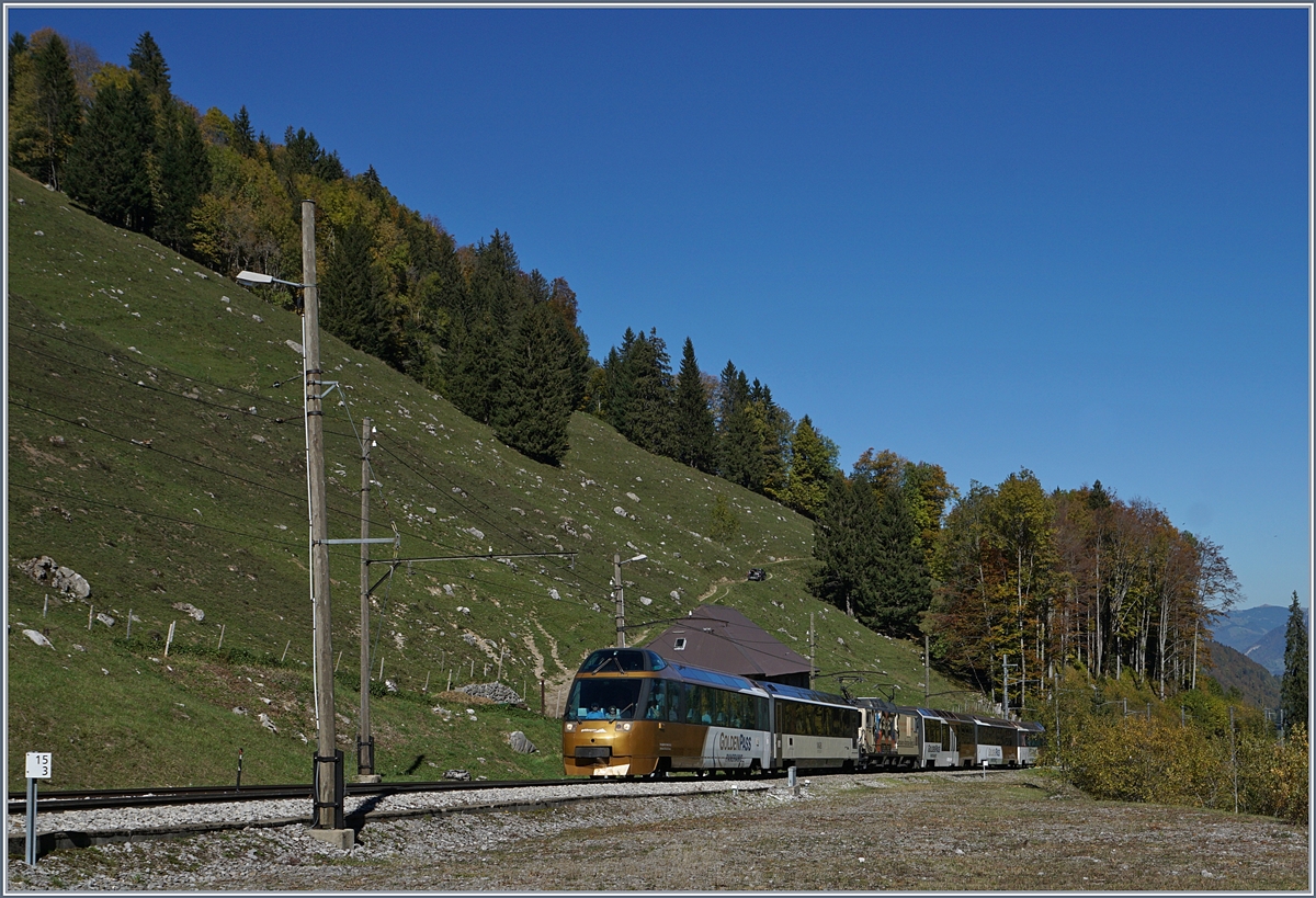 Der MOB Panoramic Express bei der Durchfahrt in Les Cases: Der MOB Panoramic 2119 von Zweisimmen kommend und nach Montreux fahrend erreicht Les Cases mit seinen herrlich krumen Holzfahrleitungsmasten.
11. Okt. 201