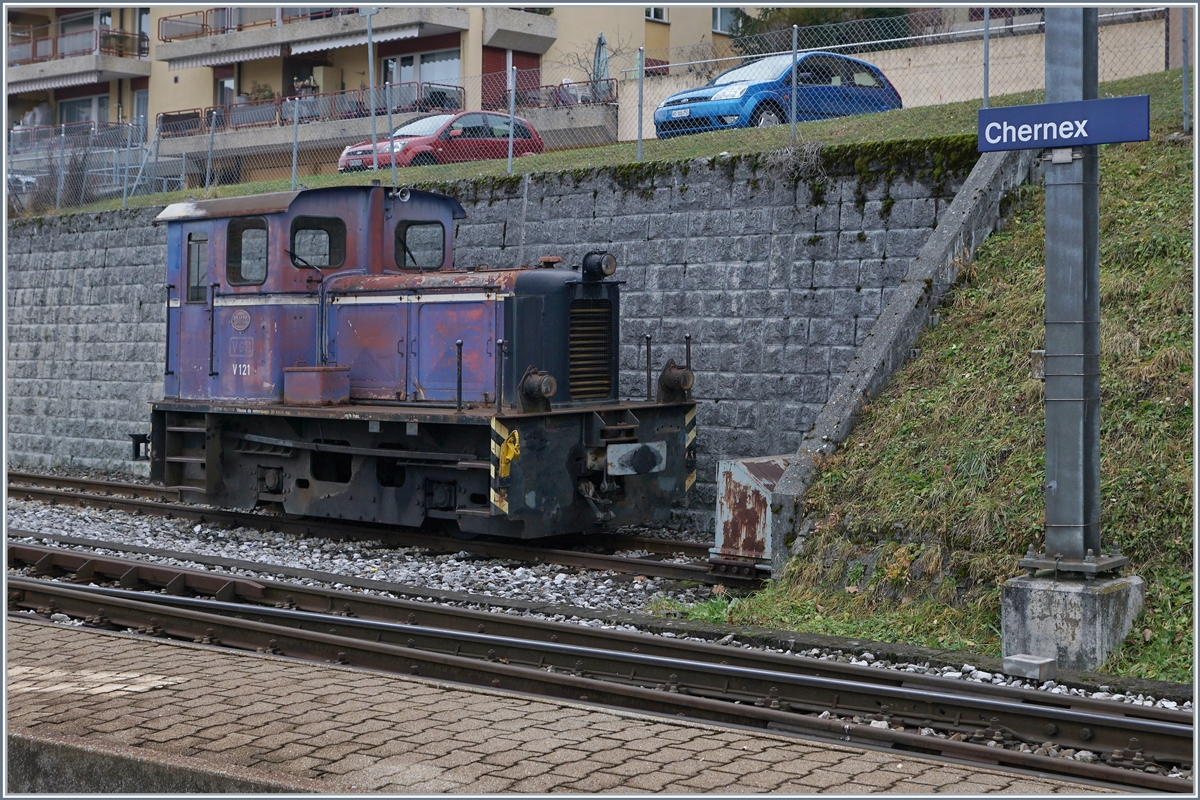 Der MOB Tm 2/2 (V122) in Chernex. Die Diesellok A6M517R wurde am 27.Juli 1954 unter der Farbriknummer 55736 von Deutz an die EKB ausgeliefert. 1972 auf Normalspur umgespurt, kam die Lok ma 12.12 1983 zur MOB, wo die Lok bei NEWAG in Oberhausen wieder auf Meterspur umgebaut wurde. 


10. Jan. 2018
