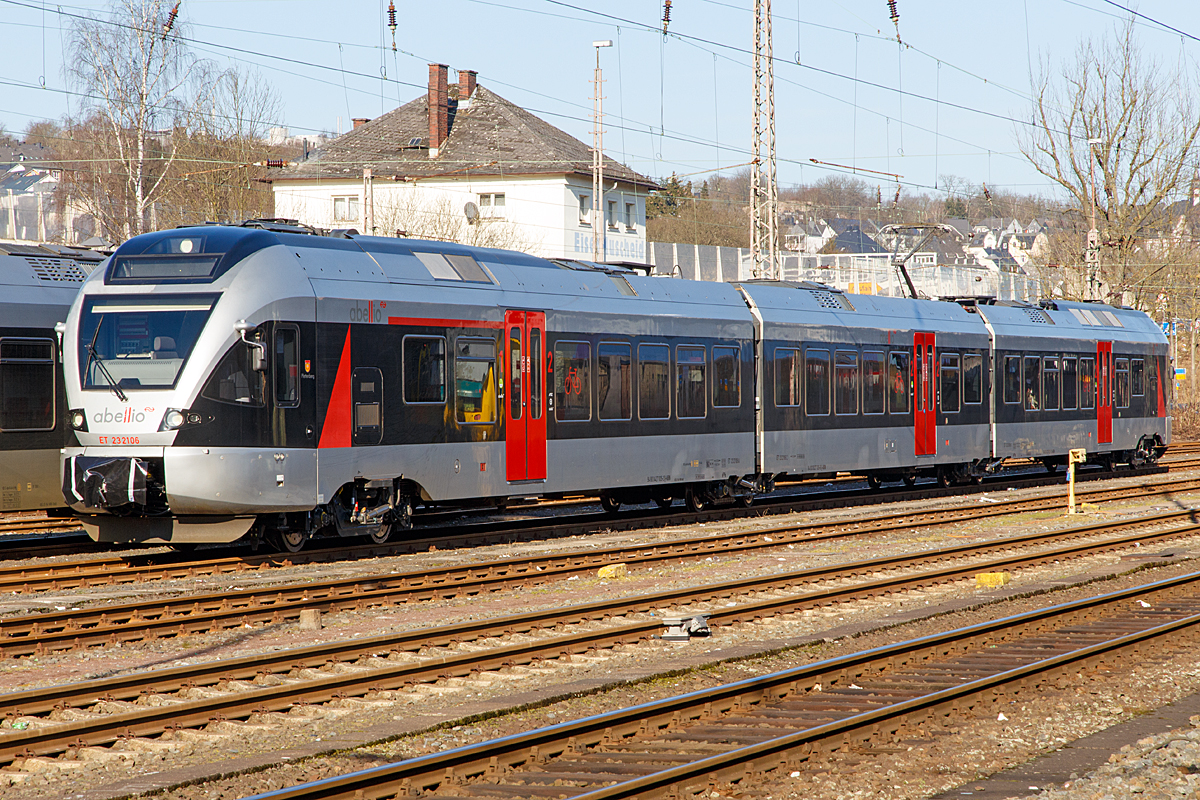 
Der modernisierte 3-teiliger Stadler Flirt ET 23 2106  Plettenberg  (94 80 0427 105-2 D-ABRN / 94 80 0827 105-8 D-ABRN / 94 80 0427 605-1 D-ABRN) der Abellio Rail NRW ist am 15.02.2015 beim Hbf Siegen abgestellt.

Der FLIRT wurde 2007 bei Stadler Pankow GmbH in Berlin unter der Fabriknummern 37674 / 37673 / 37675 gebaut und wurde 2014 modernisiert. Der Triebzug ist von Macquarie Rail (vormals CBRail) geleast bzw. gemietet.

Technische Daten:
Spurweite: 1.435 mm (Normalspur)
Achsformel: Bo'2'2'Bo'
Länge über Scharfenberg-Kupplung: 58.166 mm
Breite: 2.880 mm
Höhe: 4.185 mm
Achsabstände im Drehgestell: 2.700 mm
Triebraddurchmesser: 860/800 mm (neu/abgenutzt)
Laufraddurchmesser: 750/690 mm (neu/abgenutzt)
Dauerleistung am Rad: 2.000 kW
Max. Leistung am Rad: 2.600 kW
Anfahrzugkraft: 200 kN
Max. Beschleunigung bis 80 km/h: 1,01 m/s²
Höchstgeschwindigkeit: 160 km/h
Leergewicht: 100 t
Speisespannung: 15 kV, 16 1/3 Hz
Sitzplätze: 16 (1. Kl.) / 116 (2. Kl.) / 45 Klappsitze
