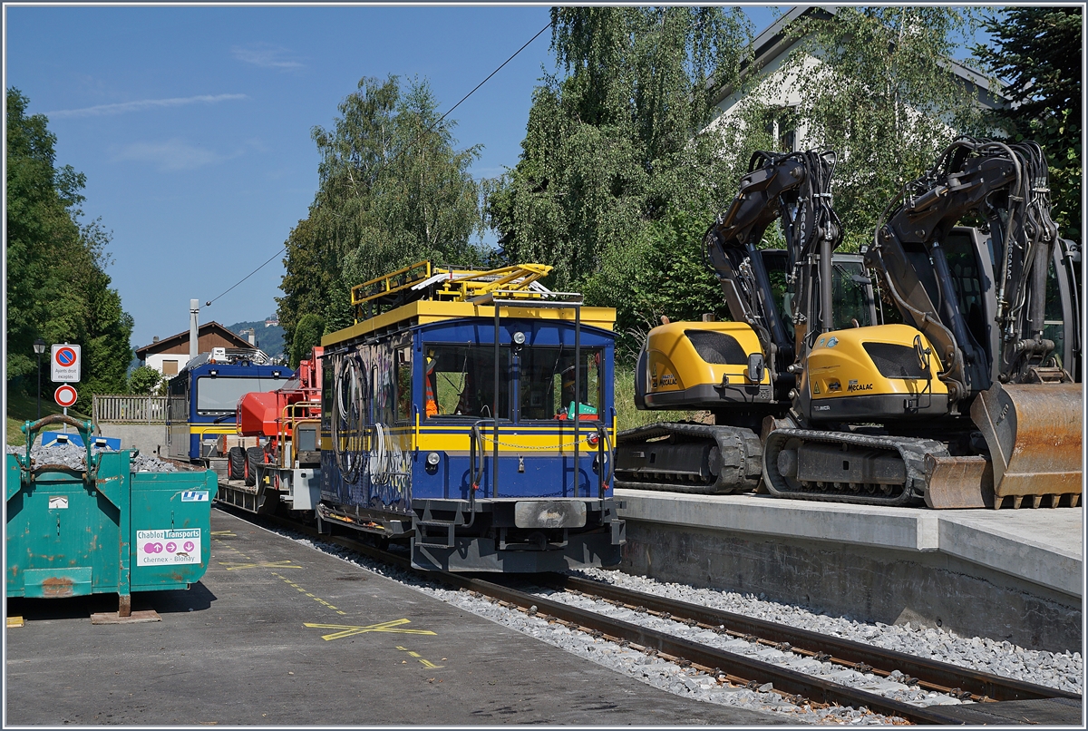 Der MON Tm4 (und weiter hinten eine Gem 2/2) auf dem aufwändig erneuerte Abstellgleis in St-Légier-Gare. Dieses Gleis führte früher bis nach Châtel-St-Denis.

26. Juli 2019