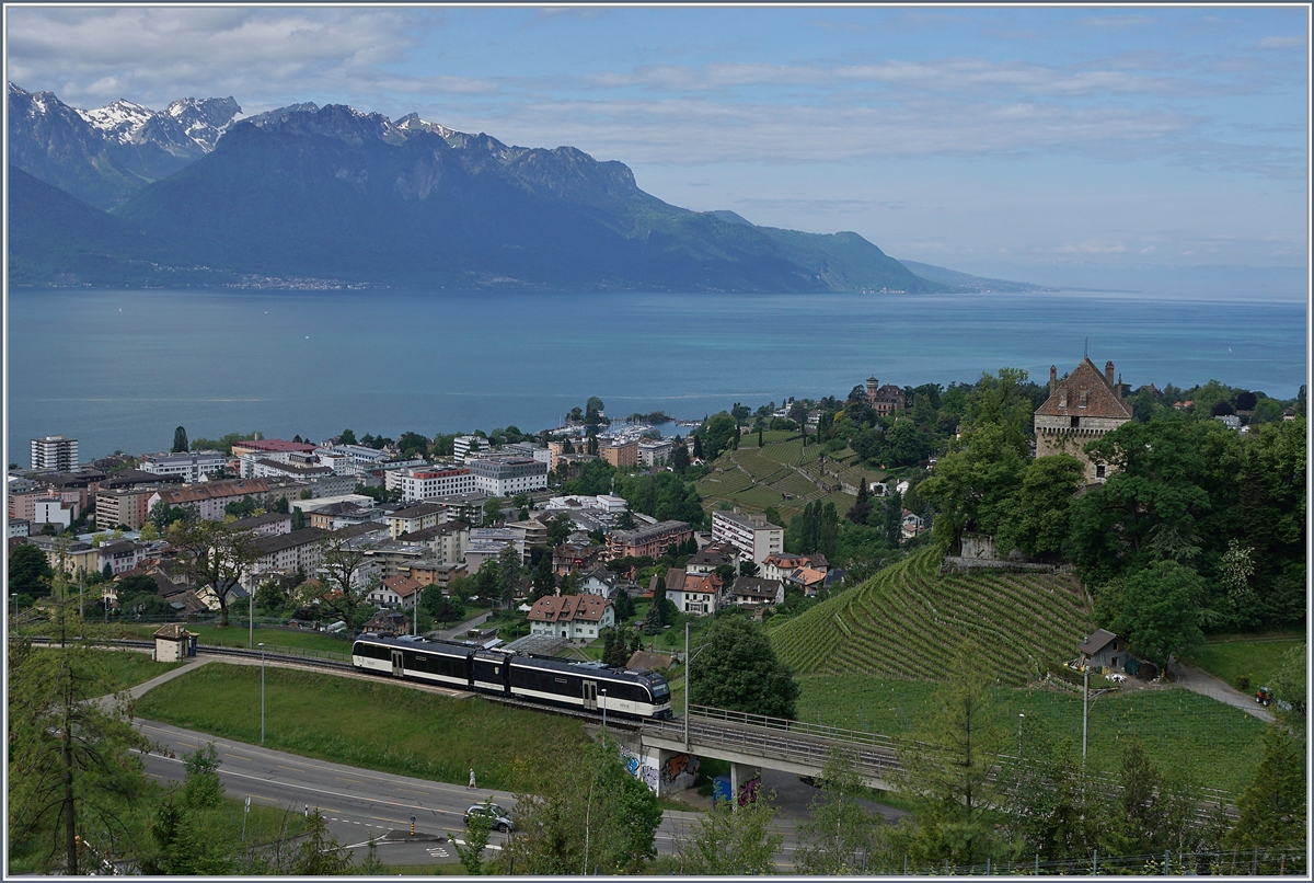 Der MVR /MOB ABeh 2/6 7504  Vevey  verlässt nach einem kurzen Halt Châtelard VD und fährt nach Sonzier weiter. 

10. Mai 2020