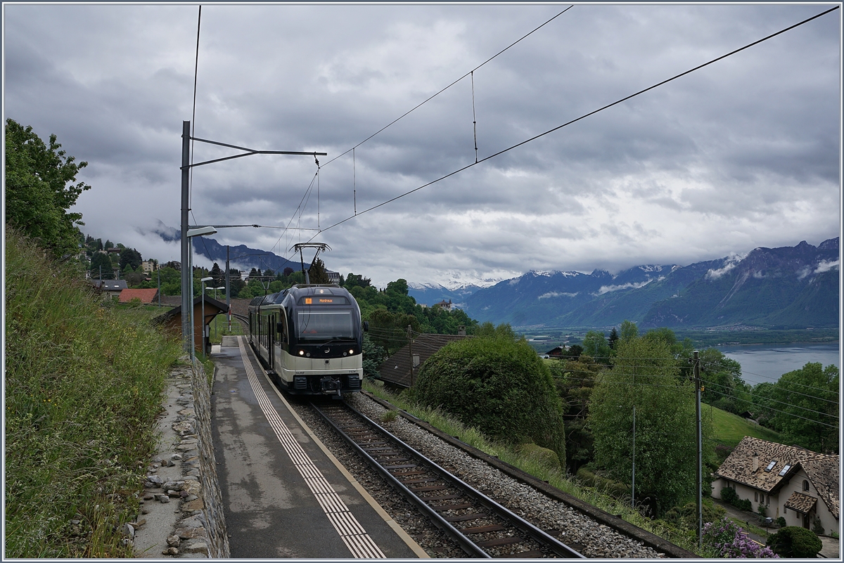 Der MVR MOB ABEh 2/6 7504  Vevey  wendet in Sonzier; im Hintergrund das Chablais und etwas in den Wolken, die Dents de Midi. 

2. Mai 2020