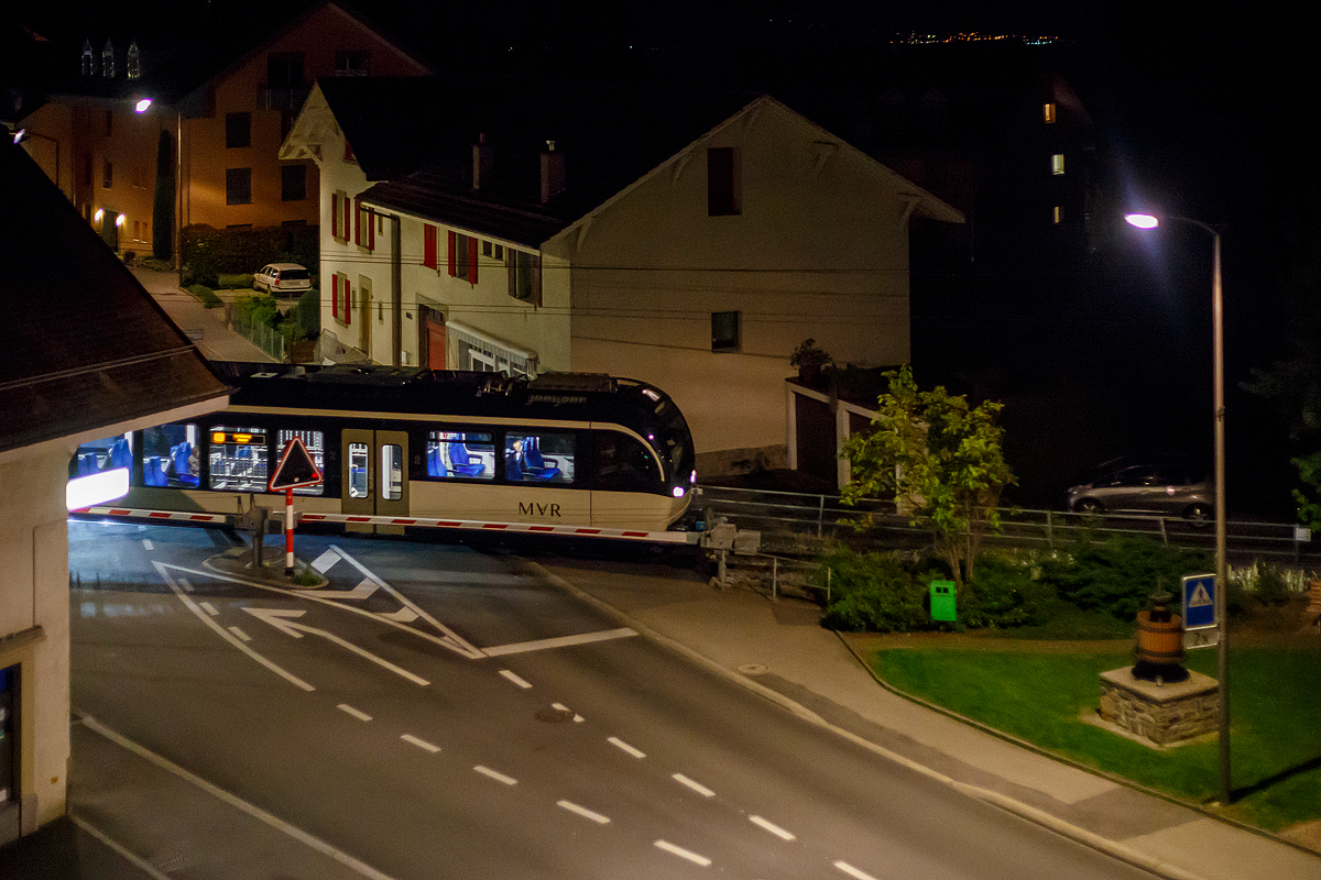 Der MVR SURF 7503  Blonay-Chamby  bzw. MVR ABeh 2/6 7503  Blonay-Chamby , ein Triebwagen für gemischten Adhäsions- und Zahnradbetrieb vom Typ Stadler SURF ABeh 2/6, verlässt am abend des 18.05.2018 Blonay in Richtung Vevey. 

Bild vom Balkon unseres Hotelzimmers.