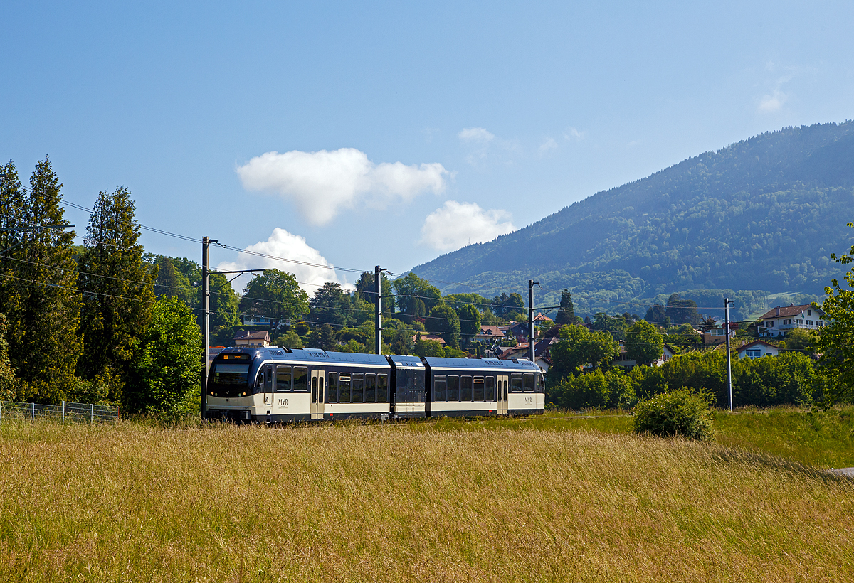 Der MVR SURF 7505 bzw. ABeh 2/6 7505, ein Triebwagen für gemischten Adhäsions- und Zahnradbetrieb vom Typ Stadler SURF ABeh 2/6, erreicht am 20.05.2018 bald den Haltepunkt Château d'Hauteville. Er fährt als Regionalzug die Verbindung Les Pléiades. - Blonay - Vevey.