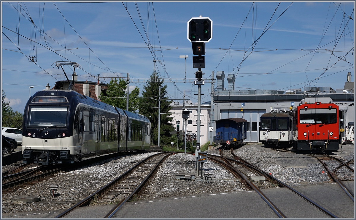 Der MVR SURV ABeh 2/6 7504 verlässt Chernex Richtung Montreux. Rechts im Bild zeigen sich der Be 4/4 (ex SNB) und die MVR HGem 2/2 2501, dahinter, nicht zu sehen, die MOB Gem 2/2 2502.
11. August 2016