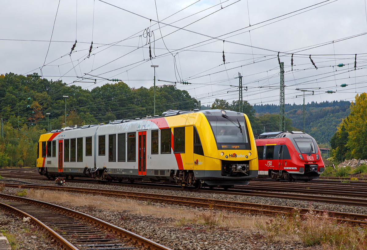 
Der neue VT 505 ein Alstom Coradia LINT 41 der neuen Generation / neue Kopfform (95 80 1648 105-2 D-HEB / 95 80 1648 605-1 D-HEB) der HLB (Hessische Landesbahn GmbH) fährt am 04.10.2015, als RB 95 (Au/Sieg - Betzdorf/Sieg - Siegen), und erreicht bald den Bahnhof Betzdorf/Sieg. 

Einen lieben Gruß an den netten Triebwagenführer zurück. 

Eine Entschuldigung von mir an alle netten Tf von mir: Leider sehe ich nicht immer gleich Eure netten Grüße durch den Sucher, zudem fällt es mir schwer eine Hand von meiner Kamera zu nehmen. Ich freue mich aber über Eure Grüße immer wieder sehr, auch wenn ich sie erst später am PC sehe ;-)))
