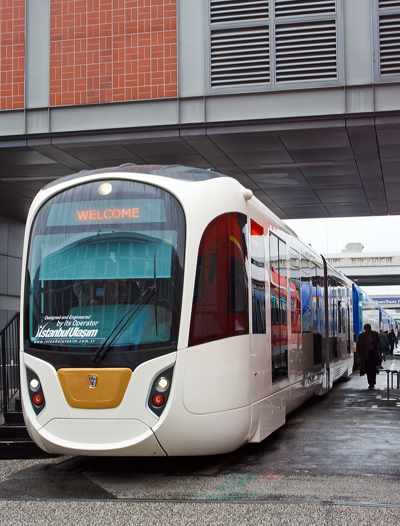 
Der neue zweiteilige einrichtungs Straßenbahntriebwagen (LRV Light Rail Vehicle) vom Betreiber und zugleich Hersteller İstanbul Ulaşım Sanayi ve Ticaret A.Ş., kurz Istanbul Ulaşım,  präsentiert auf der InnoTrans 2014 in Berlin (26.09.2014). Das Fahrzeug soll auf der Istanbuler Linie T 4 (Hafif Metro Istanbul) eingesetzt werde. 

Technische Daten:
Spurweite: 1.435 mm
Achsanordnung: Bo’2’Bo’
Drehgestelle: 2 Trieb- und 1 Laufdrehgestell
Eigengewicht: 43,5 t
Länge über Kupplung: 25.400 mm
Drehzapfenabstand: 8.500 mm
Max. Breite: 2.650 mm
Max. Höhe: 3.860 mm
Innenraumhöhe: 2.270 mm
Raddurchmesser: 680 mm (neu) / 600 mm (abgenutzt)
Gangbreite: 650 mm
Elektrische Türen: 4 pro Seite (je 1.400 x 2.000 mm)
Sitzplätze: 47
Stehplätze (6 Pes. / m2): 166
Kleister befahrbaher Gleisbogen: R 30 m
Kleister Kuppenradius: 300 m
Max Steigung: 6%
Achslast: 11 t
Kupplungskraft: 400 kN
Höchstgeschwindigkeit: 80 km/h (Betriebsgeschw. 50 km/h)
Max. Beschleunigung: 1,07 m/s2
Motoren: 4 asynchronen 3-Phasen-Motoren
Motorleistung: 4 x 120 kW
Nennfahrdrahtspannung : 750 V DC
