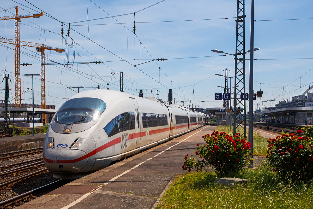 Der NS (Nederlandse Spoorwegen) ICE 3M Tz 4653 (93 80 5406 053-9 D-NS) fhrt am 01.06.2019 durch den Bahnhof Kln Messe/Deutz zum Hauptbahnhof Kln.