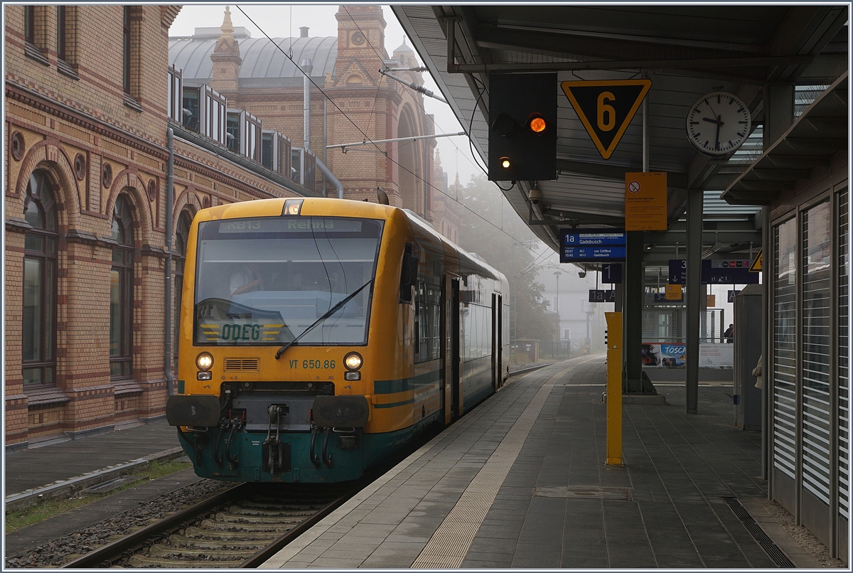 Der ODEG VT 650.86 als RB13 auf der Fahrt nach Rehna beim Halt im nebligen Schwerin.
22. Sept. 2017  