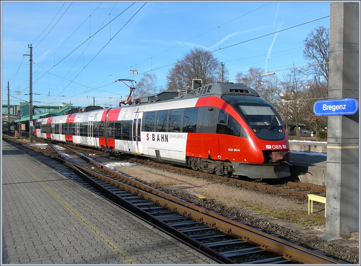 Der ÖBB 4024 003-8 der Vorarlberger S-Bahn in Bregenz, Der Mast rechts scheint bzw. ist trotz allen Bemühungen des Ausrichtens schief geblieben.
5. Feb. 2007