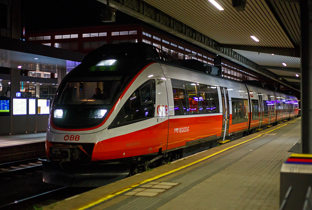 Der ÖBB 4024 033-4, ein vierteiliger elektrischer TALENT, hat am Abend des 25.03.2022 um 20:40 Uhr, als RegionalExpress REX 2 (Hochfilzen – Kitzbühel – Wörgl - Innsbruck), den Zielbahnhof Innsbruck Hbf pünktlich erreicht. 

Die Reihen 4023, 4024 und 4124 der österreichischen Bundesbahnen (ÖBB) sind elektrische TALENT-Triebwagen, die zwischen 2004 und 2008 vom Hersteller Bombardier Transportation ausgeliefert wurden.

Kennzeichnung:
Die österreichischen TALENT-Triebwagen sind mit den Gattungszeichen BDET klassifiziert und mit der UIC-Kennzeichnung der Triebfahrzeuge 94 81 4023 xxx-x, 94 81 4024 xxx-x bzw. 94 81 4124 xxx-x beschriftet, wobei xxx die Ordnungsnummer und x die Prüfziffer sind. Damit sind folgende Informationen codiert: Österreichischer Triebzug mit weniger als 190 km/h, elektrisch getriebener Schnellbahntriebwagen für den innerstädtischen und Umlandverkehr mit Plätzen der 2. Klasse.

Unterscheidung:
Reihe 4023
Als Reihe 4023 bezeichnen die ÖBB die dreiteilige Version des TALENT-Triebwagens. Die kürzere Variante wird auf der Bahnstrecke Peggau–Übelbach anstelle der vierteiligen Variante eingesetzt, weil die Bahnsteige an der S-Bahn-Strecke der S11 zu kurz für die 4024er-Reihe sind. Auch in Kärnten und Salzburg verkehren die kürzeren S-Bahn-Triebzüge.

Reihe 4024
Die klassischen Vierteiler tragen die Bezeichnung 4024. Sie bilden mit 140 gelieferten Einheiten das Rückgrat für den öffentlichen Personennahverkehr in Österreich. Sie sind in allen Gebieten mit größerem Nahverkehrsaufkommen (alle S-Bahn-Systeme und manche Regionalverbindungen) im Einsatz.

Reihe 4124
Die Reihe 4124 (anfänglich als Rh 4824 beschriftet) ist ein elektrischer Zweisystemtriebzug für den Verkehr in 15-kV- sowie 25-kV-Netzen. Geliefert wurden 37 Stück. Die 25-kV-Einrichtung wird beim Einsatz von Wien in Richtung Ungarn über die Strecken der Raab-Oedenburg-Ebenfurter Eisenbahn genutzt.

TECHNISCHE DATEN:
Baujahre: 2004–2008
Spurweite:1.435 mm (Normalspur)
Achsformel: B’2’2’B’ (Dreiteiler) / Bo’2’2’2’Bo’ (Vierteiler)
Länge: 52,12 m (Dreiteiler) / 66,87 m (Vierteiler)
Breite: 2 925  mm
Leergewicht: 96,5 t (Dreiteiler) / 116,0 t (Vierteiler)
Höchstgeschwindigkeit: 140 km/h
Stundenleistung: 1.440 kW (Dreiteiler) / 1.520 kW (Vierteiler)
Beschleunigung leer: 1,05 m/s² (Dreiteiler) / 0,92 m/s² (Vierteiler)
Bremsverzögerung:1,2 m/s²
Stromsystem:15 kV, 16,7 Hz AC (BR ÖBB 4112 zudem 25 kV, 50 Hz AC)
Stromübertragung: Oberleitung
Anzahl der Fahrmotoren: 4 Stk. Elektromotoren
Antrieb: elektrisch
Bremse: SW C-pn-R-A-E-Mg
Zugheizung: Elektroheizung
Geschwindigkeitsmesser: Analog (Tachoscheibe)
Kupplungstyp: Scharfenberg Typ 10
Sitzplätze: 151 (Dreiteiler) / 199 (Vierteiler)
Stehplätze: 160 (Dreiteiler) / 252 (Vierteiler)
Fußbodenhöhe: 590 mm (Einstiegshöhe)
Hersteller: Bombardier Transportation
Anzahl:188 (davon 11 Dreiteiler, 140 Vierteiler und 37 Zweisystem-Vierteiler)
