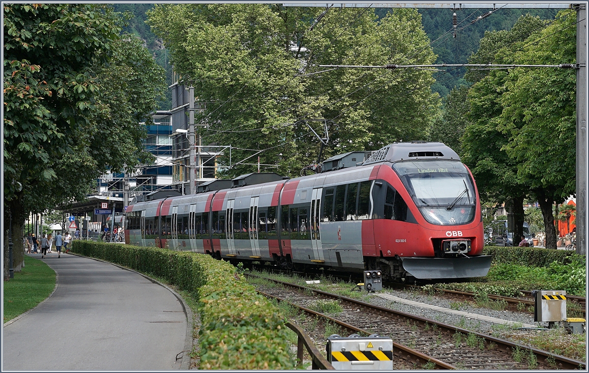 Der ÖBB ET 4024 068-8 verlässt Bregenz Richtung Lindau und erreicht in Kürze Bregenz Hafen, welches im Hintergrund bereits zu sehen ist.
10. Juli 2017