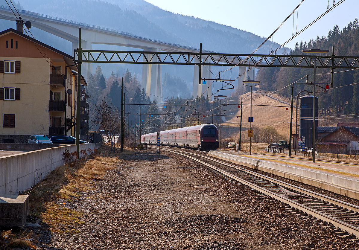 Der ÖBB Railjet (RJX 184), von Bolzano/Bozen via Brennero/Brenner, Innsbruck Hbf und Salzburg Hbf nach Wien Hbf, rauscht am 26.03.2022 Steuerwagen voraus durch den Bahnhof Gossensaß/Colle Isarco in Richtung Brenner. Schublok war die ÖBB Taurus III - 1216 003 / E 190 003 (91 81 1216 003-4 A-ÖBB). 

Im Hintergrund das Wipptal überbrückende Gossensaß-Viadukt (Viadotto Colle Isarco) der Brennerautobahn. Noch fahren auf der Brennerautobahn teilweise LKW an LKW, mit der 2032 geplanten Eröffnung von dem 64 km langen Brennerbasistunnel (BBT), soll dies dann vorbei sein. Dann ist man mit der Bahn von München viel schneller in Verona oder Venedig, aber dann ist für uns Bahnfotografen auch nichts mehr viel los auf der Brennerbahn (Ferrovia del Brennero).