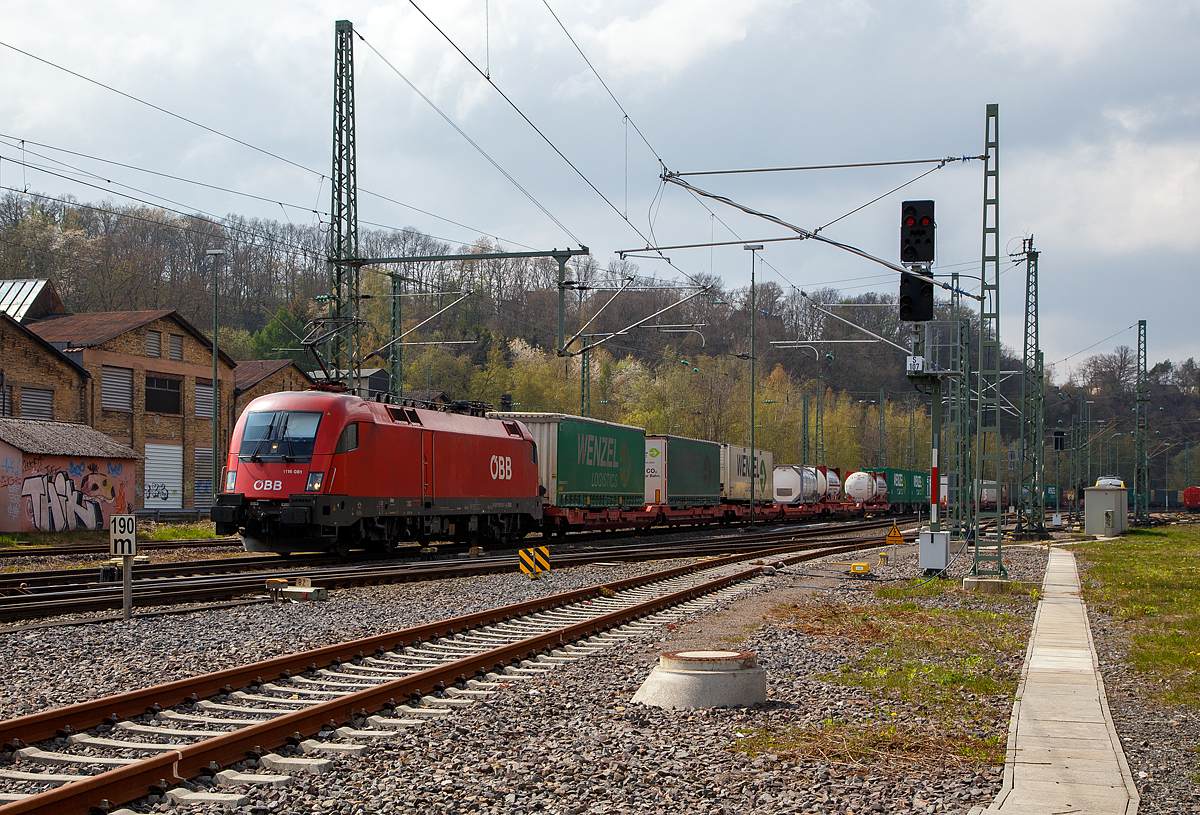 Der ÖBB Taurus 2 - 1116 081 (91 81 1116 081-1 A-ÖBB) , ex 1116 081-9 fährt am 29.04.2021, mit einem langen KLV-Zug, durch Betzdorf (Sieg) in Richtung Siegen.

Die Elektrische Universallokomotive vom Typ Siemens ES64U2  wurde 2002 von Siemens in München-Allach unter der Fabriknummer 20510 und an die ÖBB geliefert. Sie hat die Zulassungen für Österreich und Deutschland.