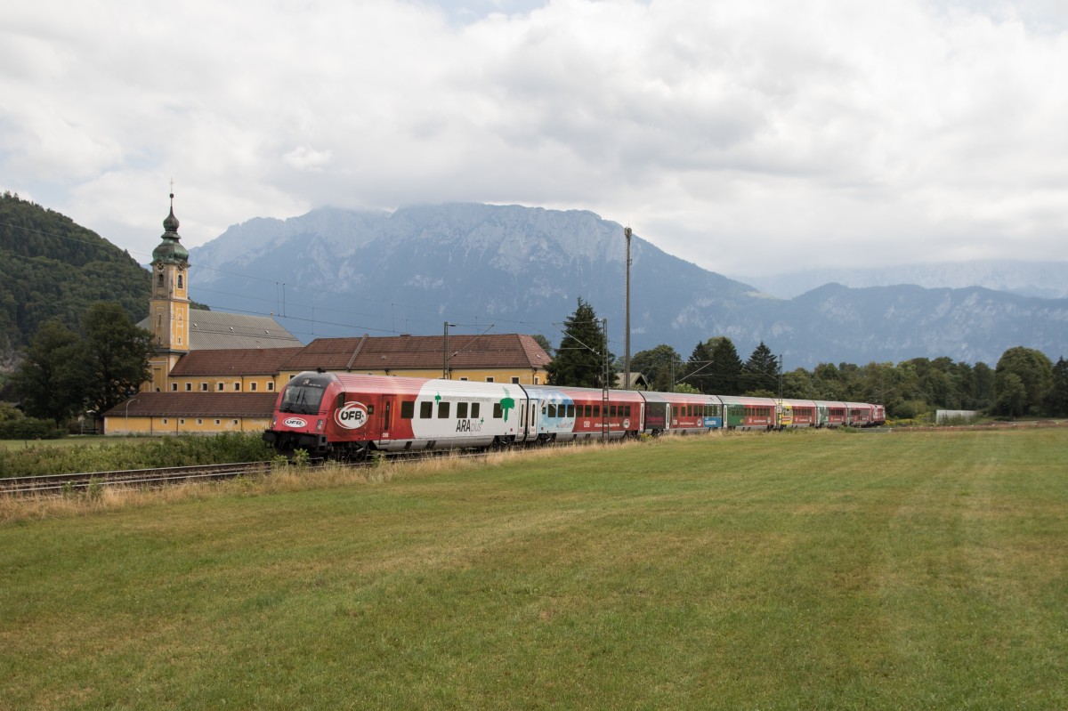 Der  �FB-Railjet  f�hrt auf seinem Weg von Innsbruck nach Wien soeben am Kloster Reisach vorbei. Aufgenommen am 15. August 2015 bei Oberaudorf im Inntal.