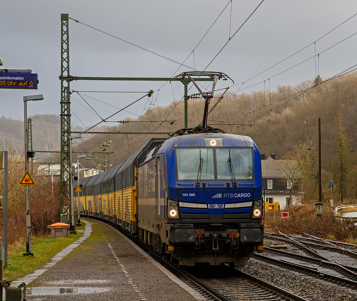 Der Orkan „Ylenia“ tobte in der Nacht vom 16. auf 17.02.2022 im Land, der Bahnverkehr ist beeintrchtigt, so war auf der Siegstrecke KBS 460 bei Niederhvels ein Baum auf die Gleise gestrzt. 

So steht schon ber 7 Stunden die an die RTB CARGO vermietete Siemens Vectron MS 193 565 (91 80 6193 565-9 D-ELOC) der ELL Germany GmbH (European Locomotive Leasing), mit einem sehr langen Doppelstock- Autotransportzug der ARS Altmann AG (mit Wagen der Gattung Hccrrs), am 17.02.2022 im Bahnhof Scheuerfeld (Sieg). Aber gleich geht es weiter. Eigentlich sollte der Zug schon im Rbf Betzdorf (Sieg) stehen bleiben, aber der Zug war zu lange und htte sonst schon eine Weiche blockiert. 

Nochmals einen lieben Gru an den netten Lokfhrer zurck und danke fr die freundlichen Informationen. Ich hoffe er ist gut angekommen und hatte keine weiteren Aufenthalte bzw. Unterbrechungen.