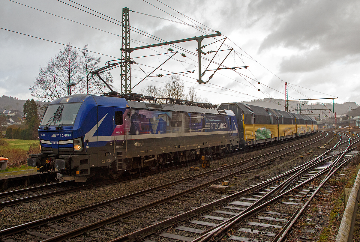 Der Orkan „Ylenia“ tobte in der Nacht vom 16. auf 17.02.2022 im Land, der Bahnverkehr ist beeinträchtigt, so war auf der Siegstrecke KBS 460 bei Niederhövels ein Baum auf die Gleise gestürzt. Gerade regnet es auch wieder Bindfäden.....

So steht schon über 6 Stunden die an die RTB CARGO vermietete Siemens Vectron MS 193 565 (91 80 6193 565-9 D-ELOC) der ELL Germany GmbH (European Locomotive Leasing), mit einem sehr langen Doppelstock- Autotransportzug der ARS Altmann AG (mit Wagen der Gattung Hccrrs), am 17.02.2022 im Bahnhof Scheuerfeld (Sieg). Eigentlich sollte der Zug schon im Rbf Betzdorf (Sieg) stehen bleiben, aber der Zug war zu lange und hätte sonst schon eine Weiche blockiert. Nach Info von Ihm war auch erst vor einer Stunde ein Instandhaltungszug vorbei gekommen.

Nochmals einen lieben Gruß an den netten Lokführer zurück und danke für die freundlichen Informationen. Nach ca. 7 Stunden um 10:30 Uhr konnte er endlich weiterfahren. Der Baum war nun wohl vom Gleis geräumt und ein Gleis passierbar. Der übrige Zugverkehr zwischen Siegen und Au (Sieg) wurde aber noch nicht freigegeben, da die zweite Oberleitung noch instandgesetzt werden musste.
 
Die Siemens Vectron MS der Variante A54 - 6.4 MW wurde 2018 von Siemens in München-Allach unter der Fabriknummer 22875 gebaut. Sie hat die Zulassungen für Deutschland, Österreich, Ungarn, Rumänien, Belgien und die Niederlande. Nach meiner Sichtung sind auch Polen, Tschechien und die Slowakei vorgesehen, aber diese (SK/PL/CZ) sind noch durchgestrichen.
