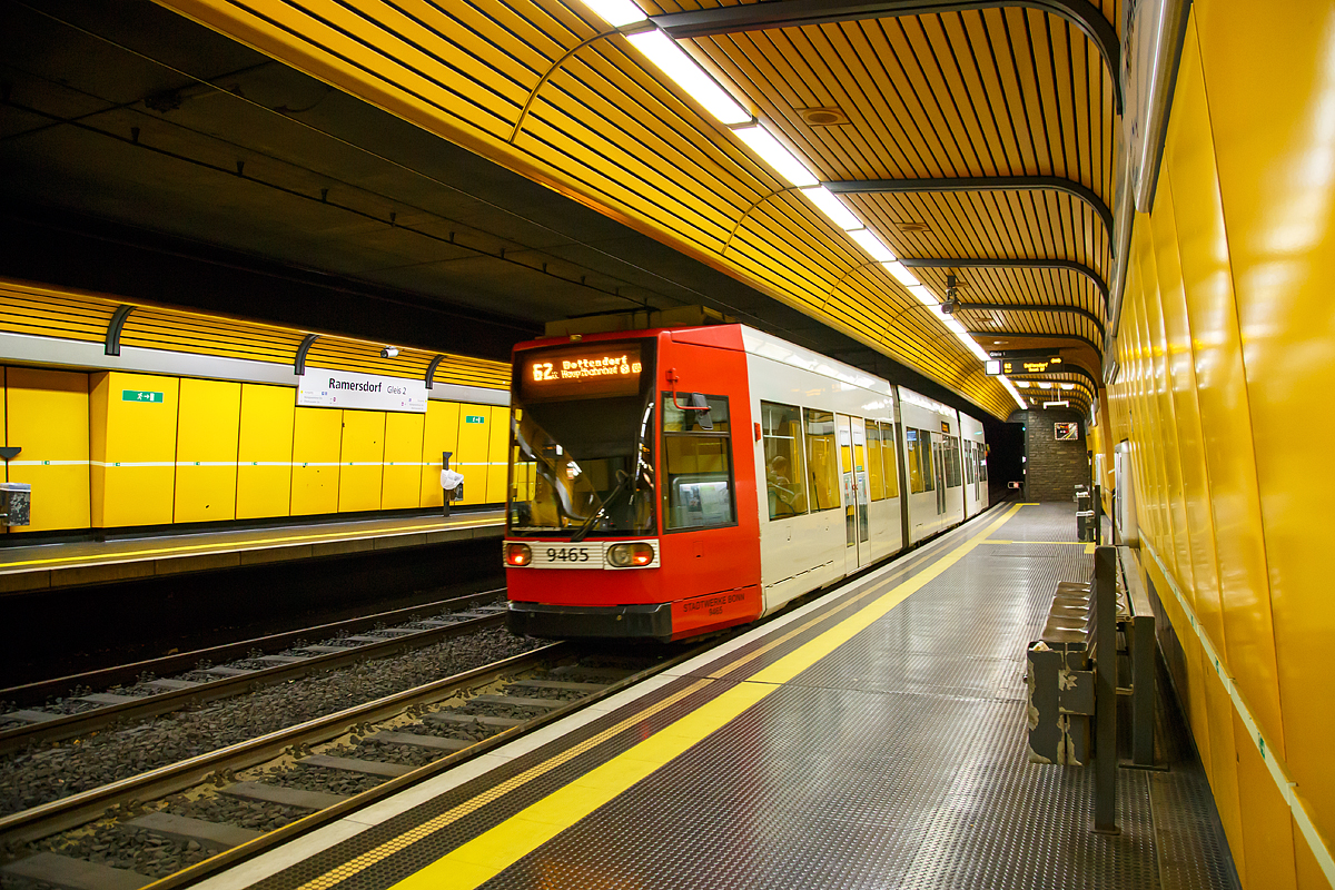 
Der R1.1 Niederflur-Gelenktriebwagen 9465 der SWB (Stadtwerke Bonn Verkehrs GmbH) verläßt am 15.09.2018 die unterirdische Station Bonn Ramersdorf in Richtung Beuel. 