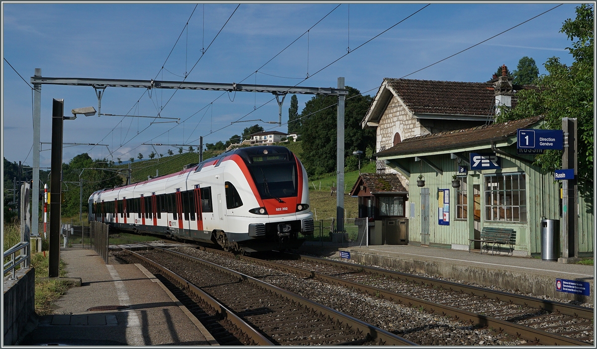 Der RABe 522 202 erreicht von La Plaine kommend die Haltestelle Russin.
20. Juni 2016