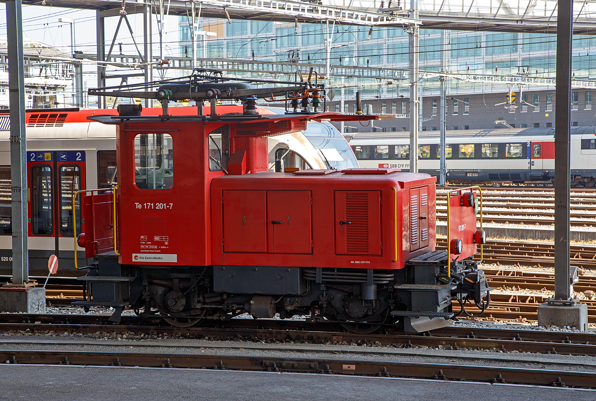 
Der Rangiertraktor  Te 171 201-7 (ex SBB Te III - 201) der zb (Zentralbahn) abgestellt am 25.09.2016  im Bahnhof Luzern.

Die Te III wurde 1959 von der SLM (Schweizerische Lokomotiv- und Maschinenfabrik, Winterthur) unter der Fabriknummer 4397 gebaut, der elektrische Teil ist von der MF Oelikon (Zürich).

Technische Daten der Te 171: 
Spurweite: 1.000 mm 
Länge über Puffer:  6.05 m
Achsfolge: Bo
Höchstgeschwindigkeit: 60 km/h (geschleppt 75 km/h)
Gewicht:  26.0 t  
