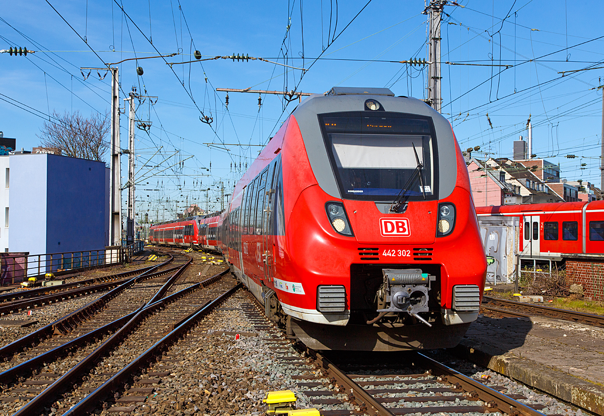 
Der RE 9 - Rhein-Sieg-Express (Aachen-Köln-Siegen) fährt am 08.03.2015 in den Hauptbahnhof Köln ein, hier besteht er aus je einem fünfteiligen und vierteiligen Bombardier Talent 2 der DB Regio NRW.