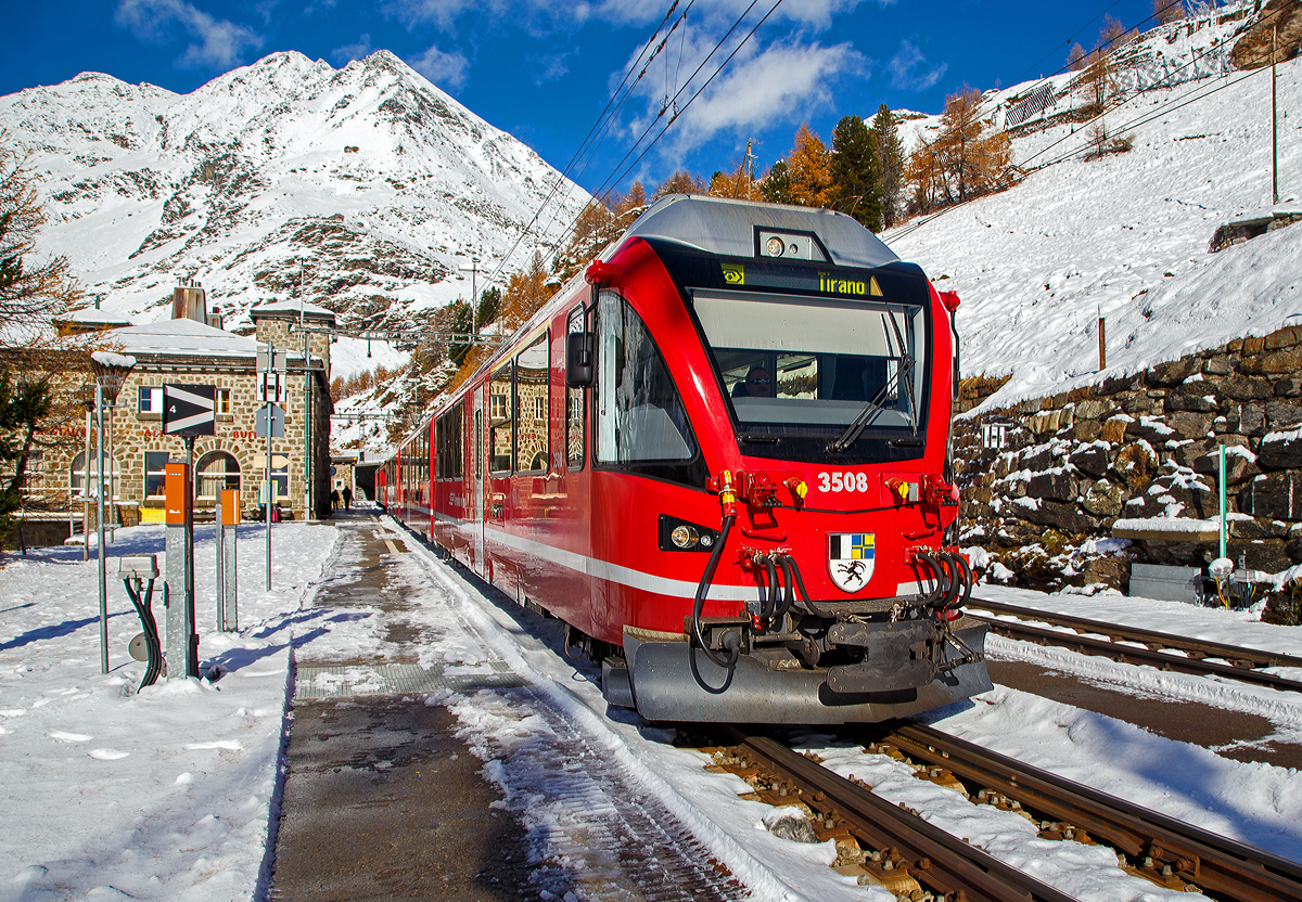 Der RhB ALLEGRA-Zweispannungstriebzug (RhB  ABe 8/12) 3508  Richard Coray  mit 2 angehangenen Personenwagen als Regio-Zug nach Tirano verlsst am 04.11.2019 Alp Grm in Richtung Tirano. 