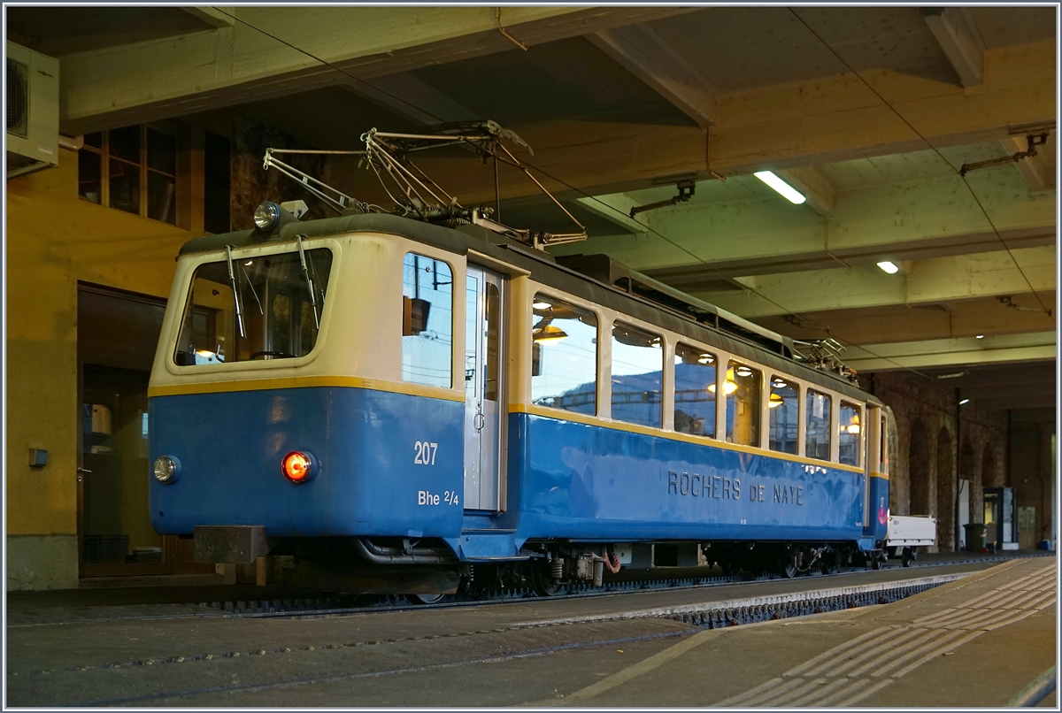 Der Rocheres de Naye Bhe 2/4 207 schient für die Bergfahrt nach Glion bereit zu sein.
Montreux, den 28. Okt. 2016