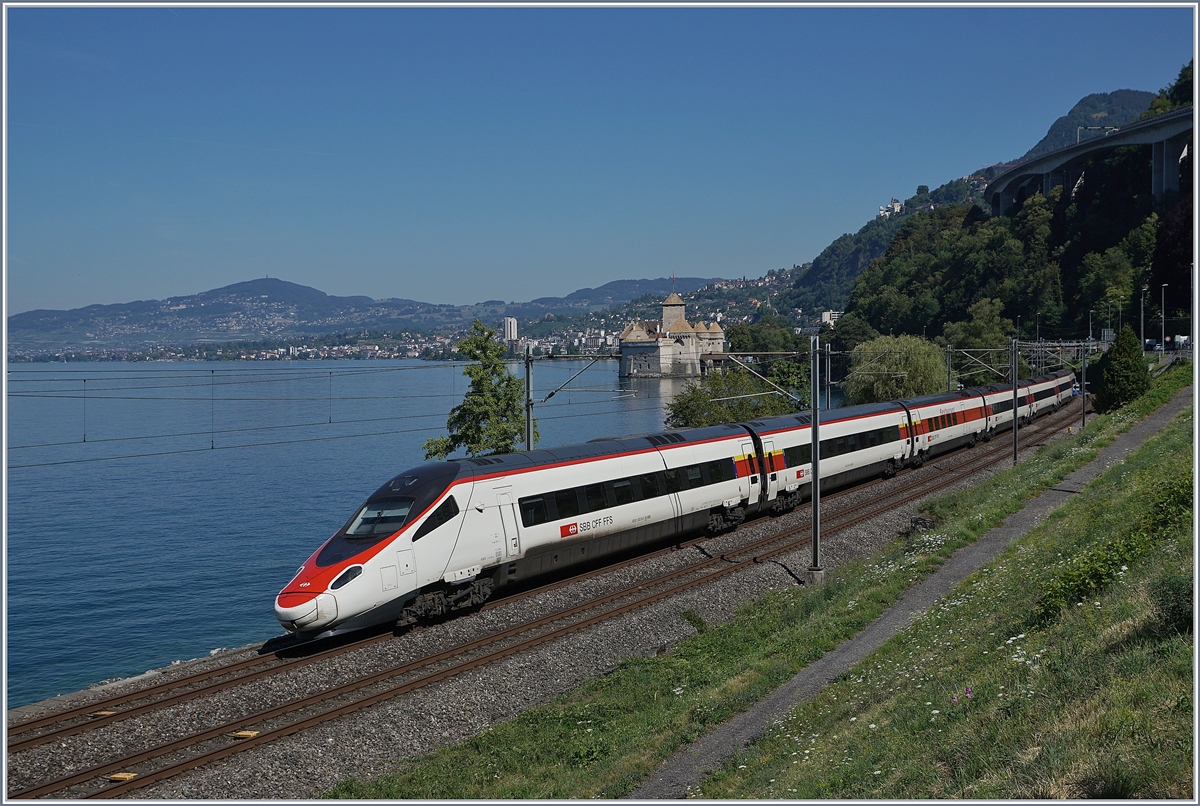 Der SABB RABe 503 014-7 (UIC 93 85 1 503 014-7 CH SBB) beim Château de Chillon. Der danke seiner langen Nase (und seinem Entstehungsort)  Pinocchio  genannte Zug hat nun scheinbar Federn bekommen und wird nun  Astoro  genannt, wohl um mit dem  Giruno  gleichzuziehen.
27. Juli 2018  
