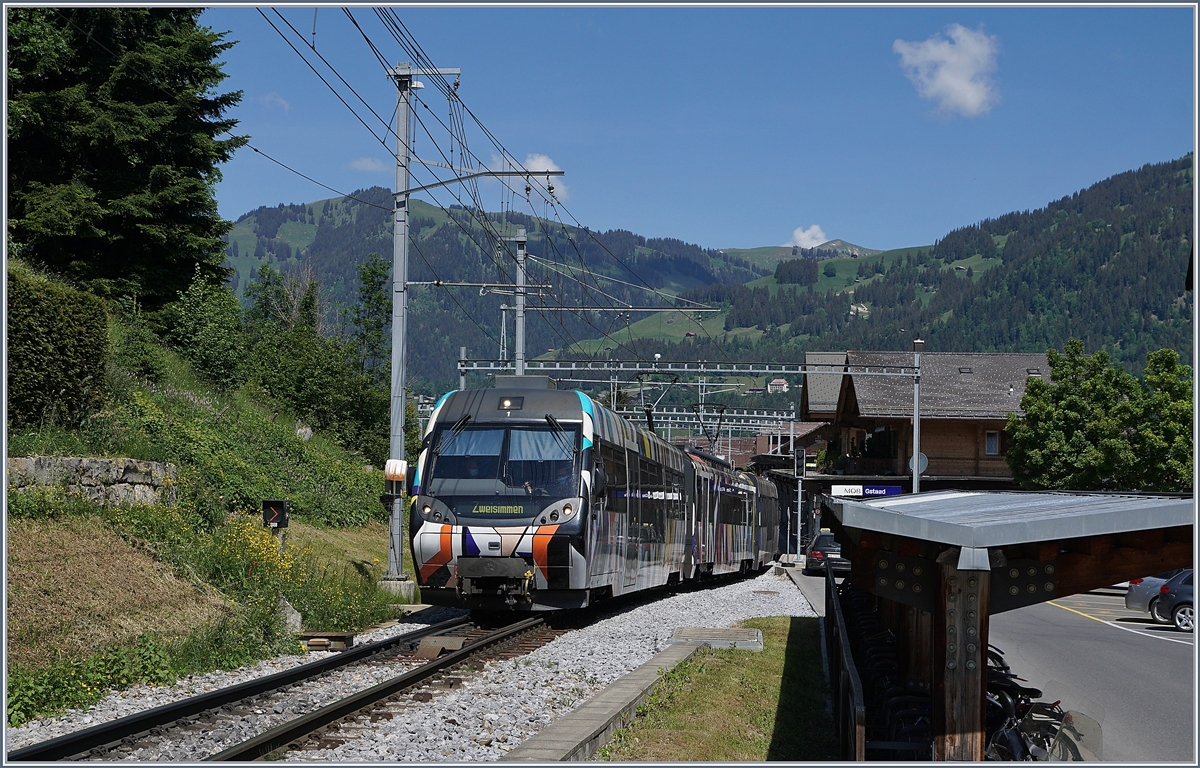 Der von Sarah Morris als  Monarch  gestaltete MOB Be 4/4 5001 mit seinen Steuerwagen ABt 341 und Bt 241 als Regionalzug 2418 von Rougemont nach Zweisimmen unterwegs und verlässt nach einem kurzen Halt Gstaad.

2. Juli 2020