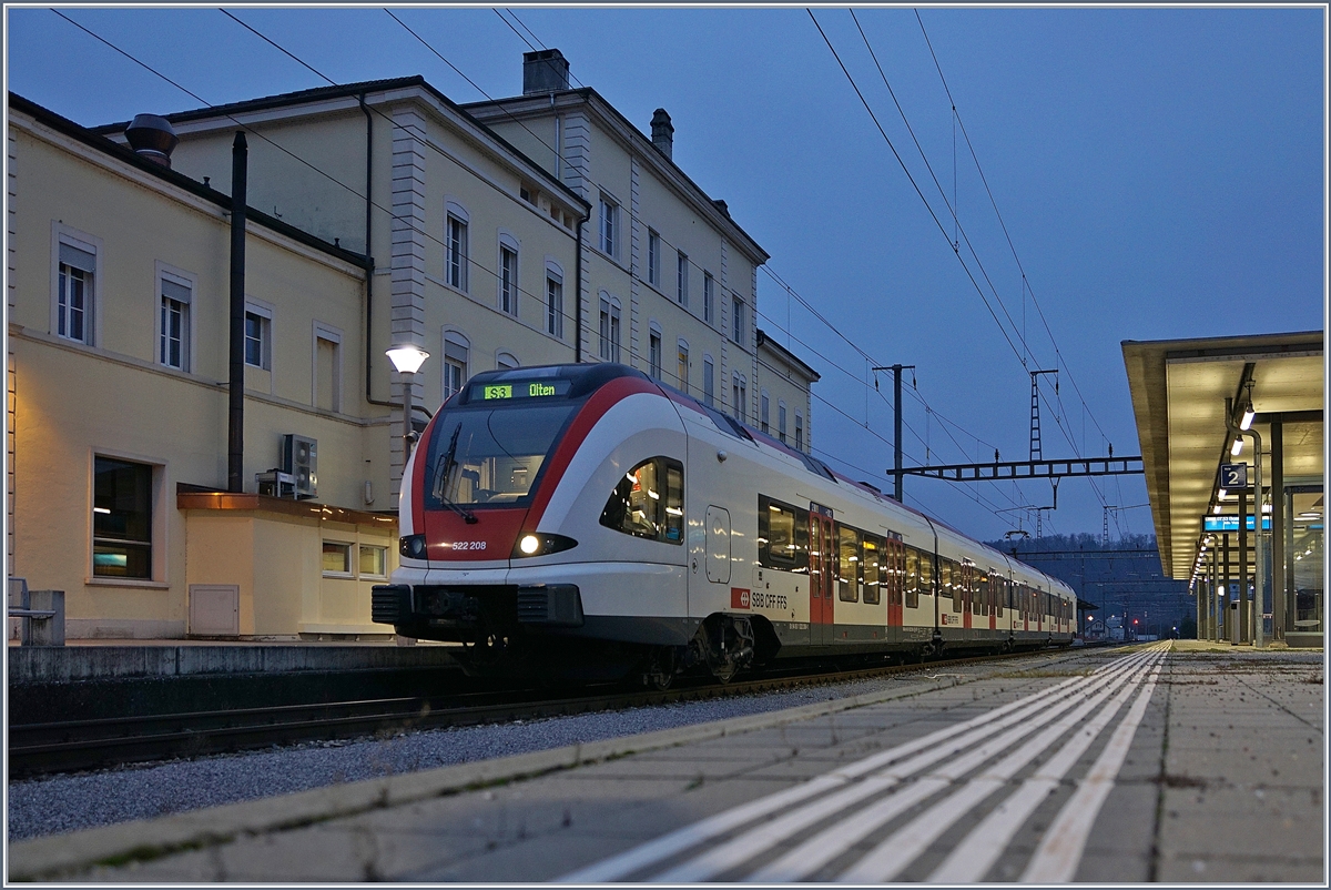 Der SBB RABe 522 203 wartet in Porrentruy als S3 auf die Abfahrt nach Olen (via Delémont - Basel).

15. Dez. 2018