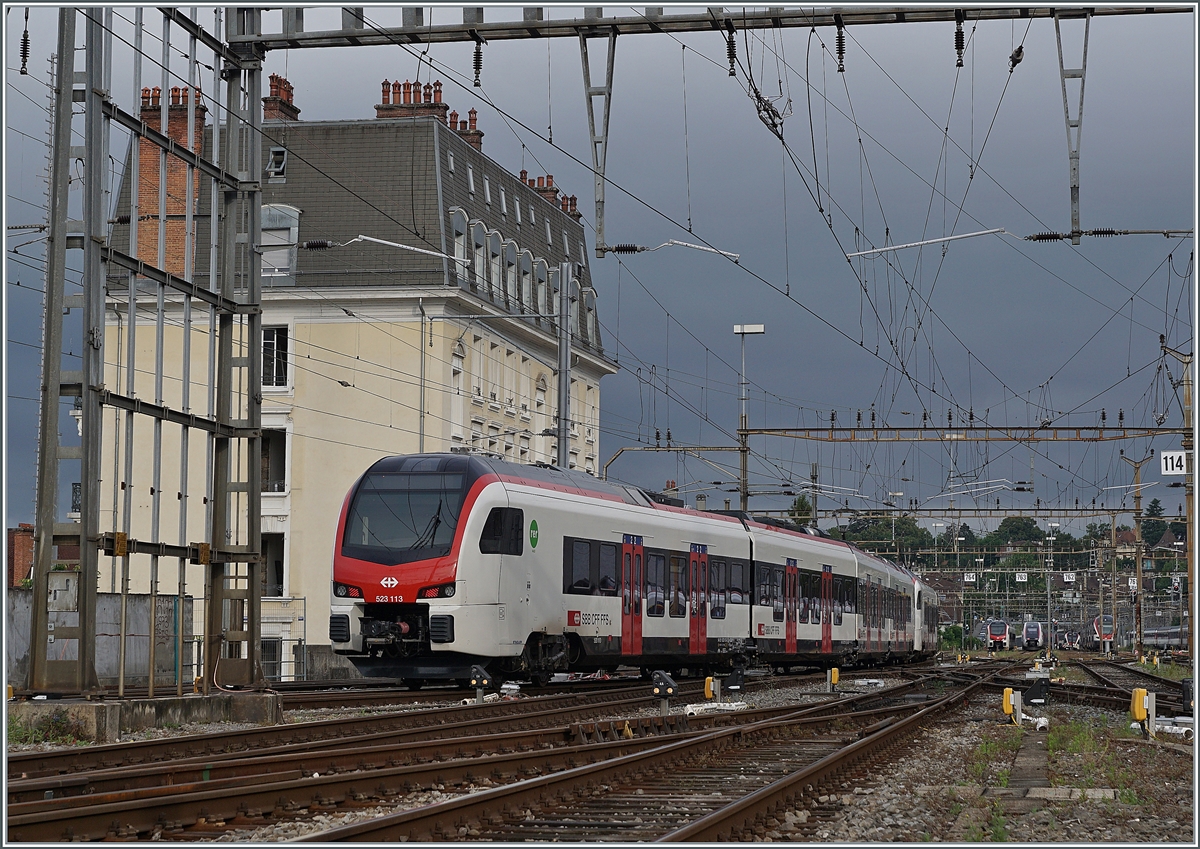 Der SBB RABe 523 113 und ein anderer verlassen Lausanne als S 1 in Richtung Grandson.

4. Juli 2021

(Als ich heute (19.7.2021) hier vorbeigefahren bin wurde das schne Haus gerade abgerissen...)