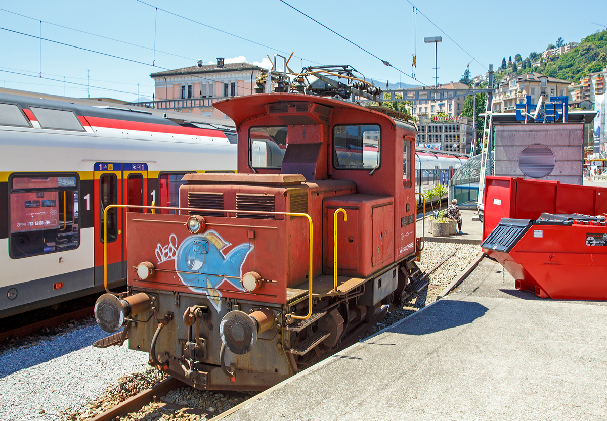 Der SBB Rangiertraktor Te III 176 (97 85 3213 176 CH-SBB) abgestellt im Bahnhof Locarno (22.06.2016). 

Der Te 2/2 III 176 wurde 1965 von SLM (Schweizerische Lokomotiv- und Maschinenfabrik) unter der Fabriknummer 4559 gebaut, der elektrische Teil ist von MFO (Maschinenfabrik Oerlikon).  

Mitte der 1960er Jahre lieferten die SLM und MFO insgesamt 41 dieser Te 2/2 Rangiertraktoren der Leistungsklasse III an die SBB . Sie waren für den Einsatz an größeren Stationen mit hauptsächlich elektrifizierten Anschlussgleisen vorgesehen.  Gegenüber den Te III mit Kuppelstangenantrieb aus den 1940er Jahren hatten diese nun Einzelachsantrieb. Heute gibt es nur noch drei dieser Te III bei der SBB. Neben der 176 noch die 157 welche sie auch in Locarno befindet und die 144 die sich in der Regel in Genf befindet. 

Technische Daten:
Spurweite: 1.435 mm (Normalspur)
Achsformel: Bo´
Länge über Puffer:  6.640 mm
Leistung:  245 kW / 680 PS
Gewicht:  28 t  
Höchstgeschwindigkeit:  60 km/h (geschleppt 65 km/h)
Stromsysteme:  15 kV 16.7 Hz
