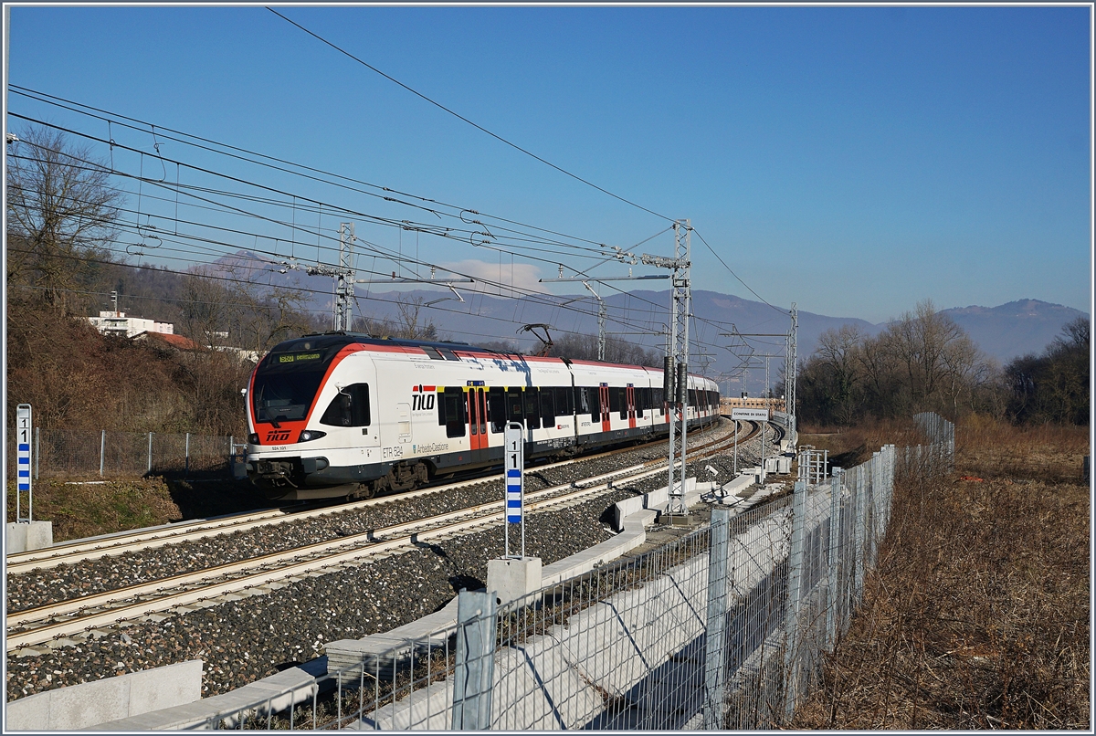 Der SBB TILO Flirt RABe 524 101 Arbedo Castione erreicht von Varese kommend bei Stabio die Schweiz, wie an der nicht mehr weiss gefärbten Schienen und dem nicht zu übersehenden Schild  Confine di Stato  zu sehen ist.

5. Jan. 2019