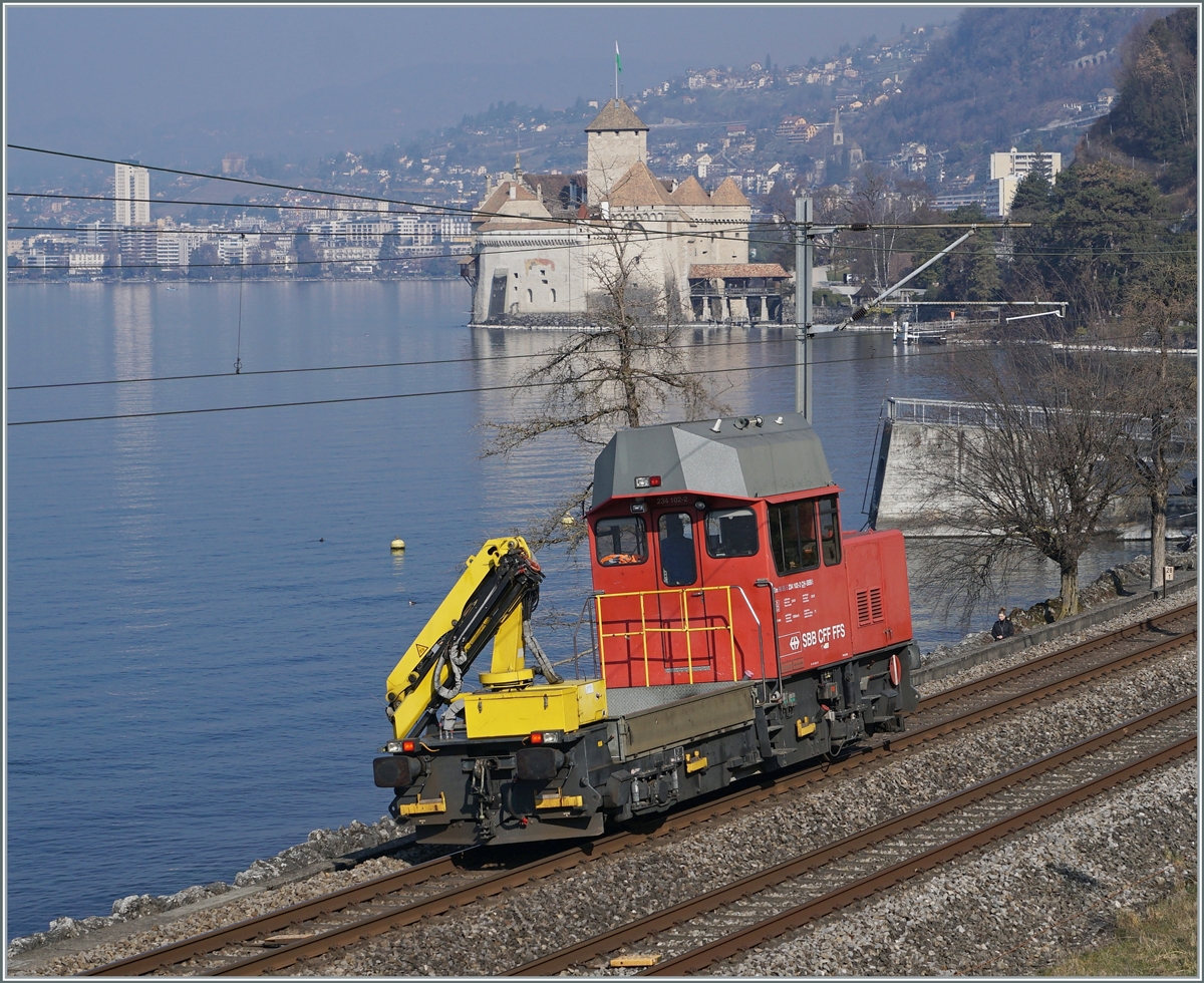 Der SBB Tm 234 102 (98 85 5 231 102-2 CH-SBB I)  Ameise  ist beim Chateau de Chillon auf dem Weg nach Montreux.

8. Mrz 2022