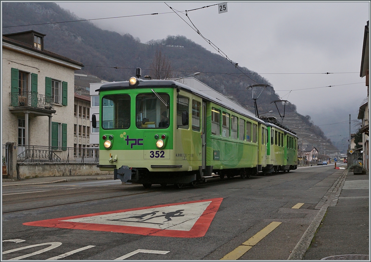 Der schiebende A-L BDeh 4/4 301 mit seinem Bt 352 beim kurzen Halt in Aigle Marché 

3. Jan. 2021