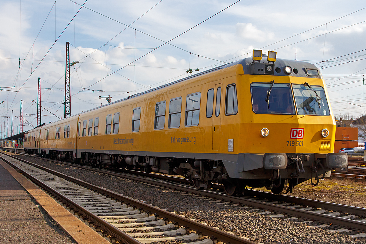 
Der Schienenprfzug 2 (SPZ 2) - 719 501-9 / 720 001-7 / 719 001-0 der DB Netz AG (Netzinstandhaltung Fahrwegmessung)  durch fhrt (wohl auf Messfahrt) am 28.02. 2015 den Hbf Hanau in Richtung Norden.

Der dreiteilige Prfzug wurde 1975 von MBB an die Deutsche Bundesbahn geliefert und unter der Betriebsnummer 719 001 / 720 001 / 719 501 in den Fahrzeugbestand eingereiht. Im Deutschen Fahrzeugeinstellungsregister trgt der Zug seit 2011 etwas andere Nummern:  99 80 9429 001-7 / 99 80 9529 001-6 / 99 80 9429 002-5. Die Wagenksten und Laufwerke der Baureihe 719.0 / 720.0 entsprechen denen der Baureihe 614. Im 719 001 befinden sich ein Aufenthaltsraum, die Kche, ein Wasch- und Duschraum und drei Schlafabteile. Der 719 501 enthlt ein Wasch- und einen Duschraum sowie fnf Schlafabteile. Im Mittelwagen 720 001 wurde die Messtechnik untergebracht. Unter dem Boden des Fahrzeugs ist ein absenkbarer Prftrgerwagen montiert. 

Nach Ablauf der Revisionsfrist stand der Zug 719 001 / 720 001 / 719 501 ab Ende 1998 zunchst abgestellt im Werk Kassel. Er wurde 2001/2002 umgebaut (nun auch mit Wirbelstromprfung) und reaktiviert. Der 719 001 wurde 2009 erneut umgebaut, ueres Merkmal ist der Mestromabnehmer auf dem Dach.

Technische Daten:
Spurweite: 1.435 mm
Achsfolge: B’2’ + 2’2’ + 2’B’
Gesamtlnge ber Puffer:  79.460 mm  
Lnge VT (BR 719):  26.650 mm
Lnge VM (BR 720):  26.160 mm  
Drehzapfenabstnde: 19.000 mm
Kleinster befahrbarer Gleisbogen:  120 m  
Gesamtgewicht:  140 t (+ 8t Koppelwasser)
Gewicht  719 001:  49 t  
Gewicht  719 005:  47,7 t
Gewicht  720 001:  43 t (+ 8t Koppelwasser)  
Bauart der Bremse:  KE-R-A (D)
Motoren:  2 Stck Wassergekhlter 6-Zylinder-Dieselmotor mit Abgasturbolader und Ladeluftkhlung vom Typ Cummins QSK 19 mit je 448 KW (610 PS )
Getriebe:  Voith Turbo-Getriebe T 420r
Hchstgeschwindigkeit:  140 km/h      
Mit abgesenktem Prfkopftrgerwagen fr Ultraschall:  100 km/h      
Ultraschall und Wirbelstrom: 70 km/h      
