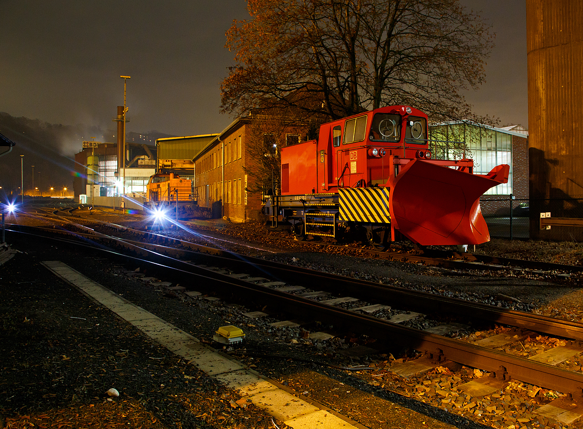 
Der Schneepflug BA 851 (Fabr. Beilhack Typ PB600) der DB Netz AG, Schweres Nebenfahrzeug 40 80 947 5 181-0, hier am 09.12.2016 abgestellt in Siegen-Eintracht.

Nach den Stationierungen in Kreuztal und in Weidenau ist der Siegener Schneepflug nun dauerhaft im Bahnhof Eintracht der Kreisbahn Siegen-Wittgenstein (KSW) geparkt. Auch wird das Fahrzeug mit den Diesellokomotiven der KSW eingesetzt - denn die Schneepflüge haben keinen eigenen Antrieb und müssen daher immer von einer Lok geschoben werden.

Der bisher in Gelb lackierte Siegener Schneepflug wurde 1973 bei der Maschinenfabrik Beilhack in Rosenheim gefertigt. Das zweiachsige Gerät verfügt über einen sogenannten Innenpflug in Form eines festen Dreieckpfluges mit beidseitigem Auswurf. Von diesem Typ (Bauart 851) sowie einer Schwesterbauart sind insgesamt 13 Exemplare im Einsatz. Mit diesen Fahrzeugen können Räumfahrten mit einer maximalen Geschwindigkeit von 50 km/h durchgeführt werden.  

TECHNISCHE DATEN: 
Spurweite 1.435 mm 
Länge über Puffer: 12.000 mm 
Anzahl der Achsen: 2 
Achsabstand: 5.000 mm 
Eigengewicht: 28.000 kg 
Höchstgeschwindigkeit (Hg): 90 km/h