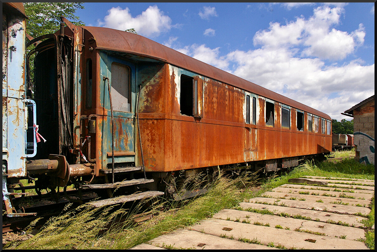 Der Schnell-/Eilzugwagen(?) mit Dienstabteil mit der ungewöhnlichen Nummer  89 80 026-5  stand am Rande im Eisenbahnmuseum Jaroměř. Auch sind die beiden zweiflügeligen Türen mit hochen Einstieg zu erwähnen. Vielleicht ein Umbau?

Jaroměř, 21.05.2022
