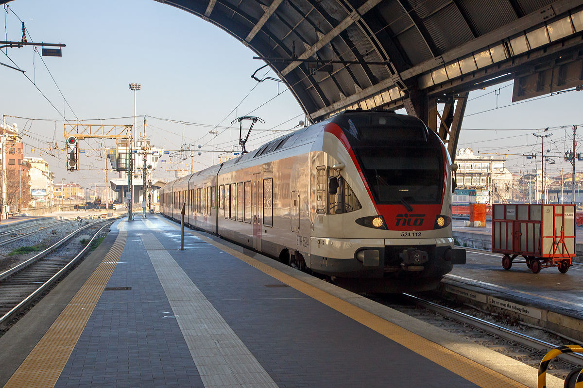 
Der sechsteilige Stadler FLIRT RABe 524 112 (ABt 94 85 2 524 112-1 CH-FFS) der TiLo (Treni Regionali Ticino Lombardia) am 29.12.2015 bei der Einfahrt in den Bahnhof Milano Centrale (Mailand Zentral). In Italien wird dieser FLIRT als Eletro Treno Rapido (ETR 524) bezeichnet. 

Die TILO SA (Treni Regionali Ticino Lombardia) ist ein 2004 gegründetes Tochterunternehmen der SBB und der Trenitalia mit Sitz im schweizerischen Chiasso. TILO betreibt u.a. die S-Bahn Tessin, deren Linien S30 und S40 grenzüberschreitend vom Tessin in die Lombardei verkehren. 

Die 23 vierteiligen (SBB RABe 524 001-019, Trenord RABe 524 201-204) und 17 sechsteiligen (SBB RABe 524 101-117) FLIRT sind als Zweisystemfahrzeuge auf den Regionalnetzen im Tessin und in der Lombardei im Einsatz. Davon sind 4 vierteilige FLIRT im Besitz der FERROVIENORD S.p.A. Diese Stadler FLIRT sind Zweisystem-Triebzüge mit Wechsel- und Gleichstromausrüstung sowie Zugsicherung für die Strecken in der Schweiz und in Italien.  Ein durchgängiger Passagierraum, optimiert auf eine Bahnsteighöhe von 550 mm, ein hohes Beschleunigungsvermögen und der grenzüberschreitende Verkehrseinsatz sind drei der herausragenden Merkmale des Zuges. 

TECHNISCHE DATEN dieser sechsteiligen Variante: 
Baujahre: 2009 (RABe 524 101-111) und 2014 (RABe 524 112-117)
Spurweite: 1.435 mm 
Achsanordnung: Bo’ 2’2’2’2’2’ Bo’ 
Länge über Kupplung: 106.278 mm
Fahrzeugbreite:  2.880 mm
Fahrzeughöhe: 4.150 mm
Drehgestellachsstand: 2.700 mm (Motor- und Laufdrehgestell)
Triebraddurchmesser, neu:  860 mm 
Laufraddurchmesser, neu:  750 mm
Speisespannung: 15 kVAC / 3 kVDC 
Dauerleistung am Rad: 2.000 kW
Max Leistung am Rad: 2.600 kW
Anfahrzugskraft (bis 47 km/h):  200 kN 
Anfahrbeschleunigung:  ~ 1,2 m/s2
Höchstgeschwindigkeit 160 km/h
Fußbodenhöhe: 570 mm (Niederflur am Einstieg) / 1.120 mm (Hochflur)
Sitzplätze: 56 (1.Klasse) / 168 (2.Klasse) + 26 Klappsitze 
Stehplätze (4 Pers./m2): 373
